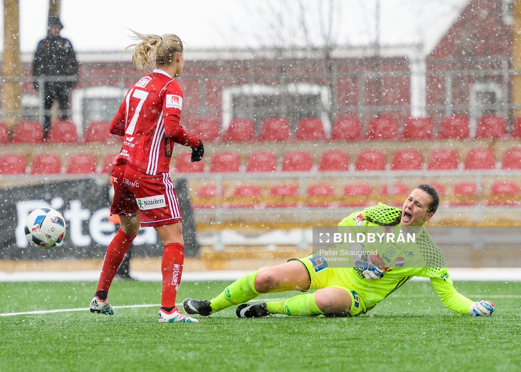 Piteås Lotta Ökvist krockar med Kvarnsvedens Lina Lundqvist under fotbollsmatchen i Damallsvenskan mellan Piteå och Kvarnsveden den 30 April 2017 i Piteå.