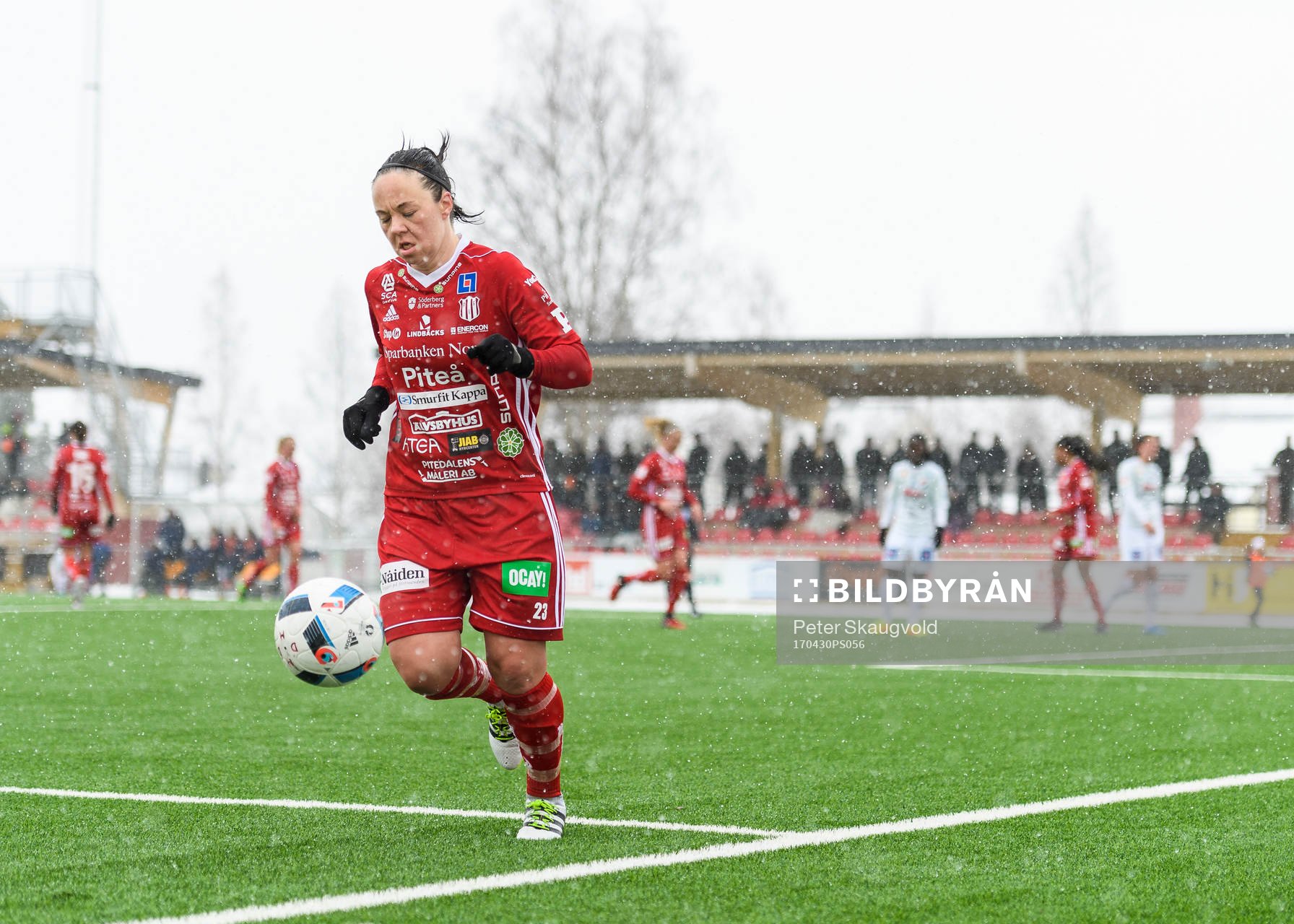 Piteås June Pedersen på väg ut för att slå en hörna