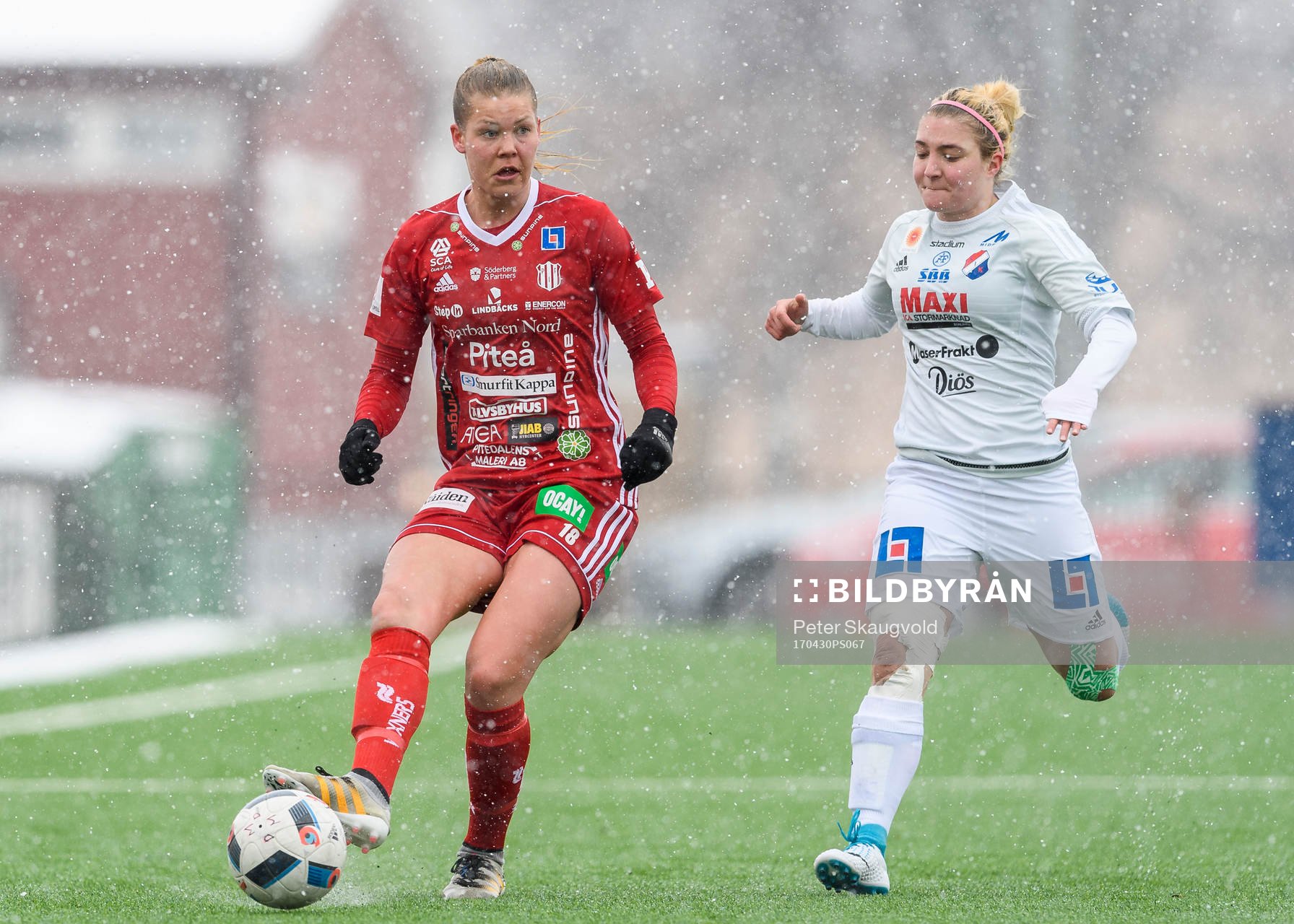 Piteås Nina Jakobsson jagas av Kvarnsvedens Lara Ivanosa