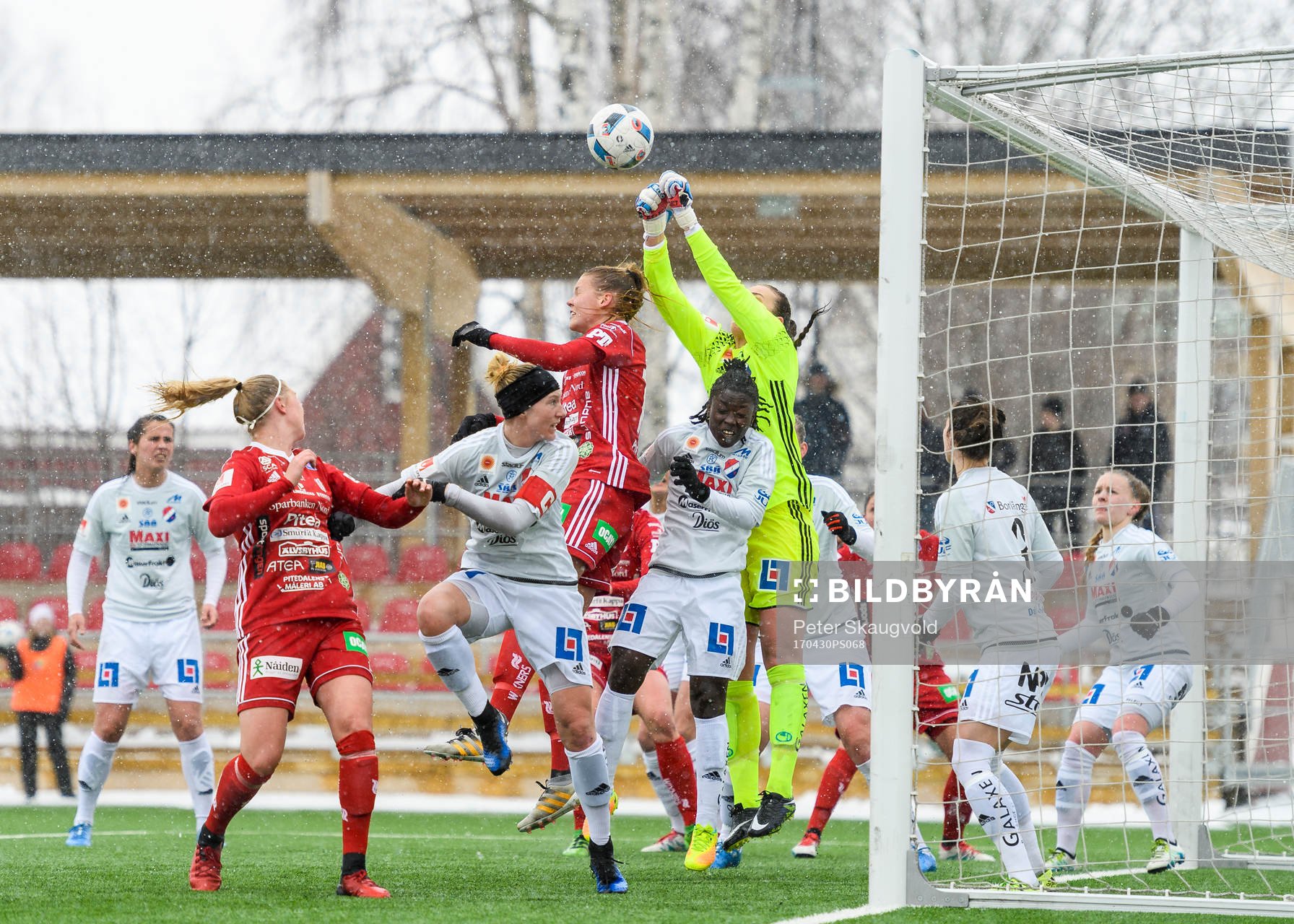 Kvarnsvedens Lina Lundqvist försöker boxa bort en hörna under fotbollsmatchen i Damallsvenskan mellan Piteå och Kvarnsveden den 30 April 2017 i Piteå.