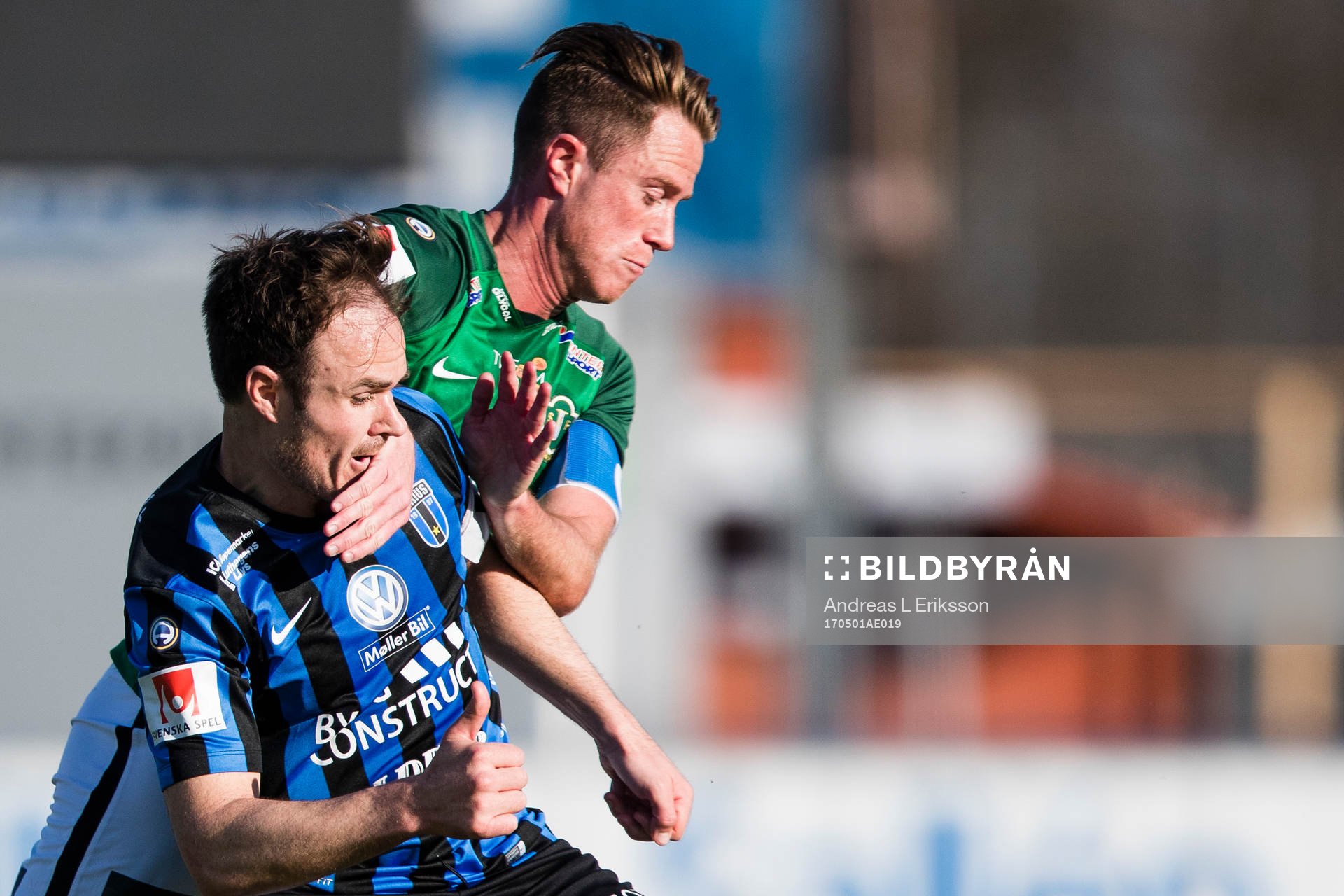 Sirius Niklas Busch Thor i kamp om bollen med Jönköpings