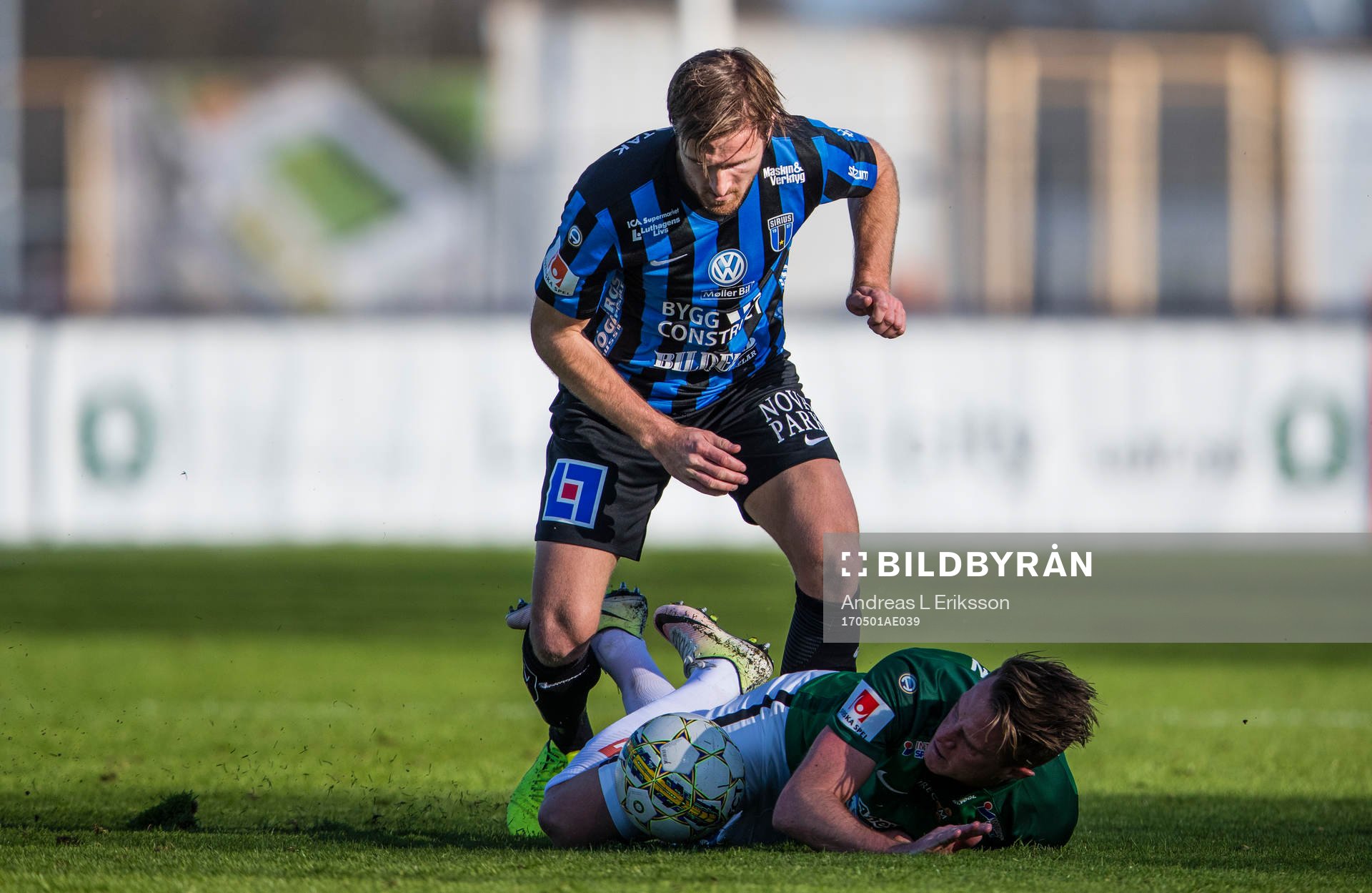 Sirius Jesper Arvidsson i kamp om bollen med Jönköpings