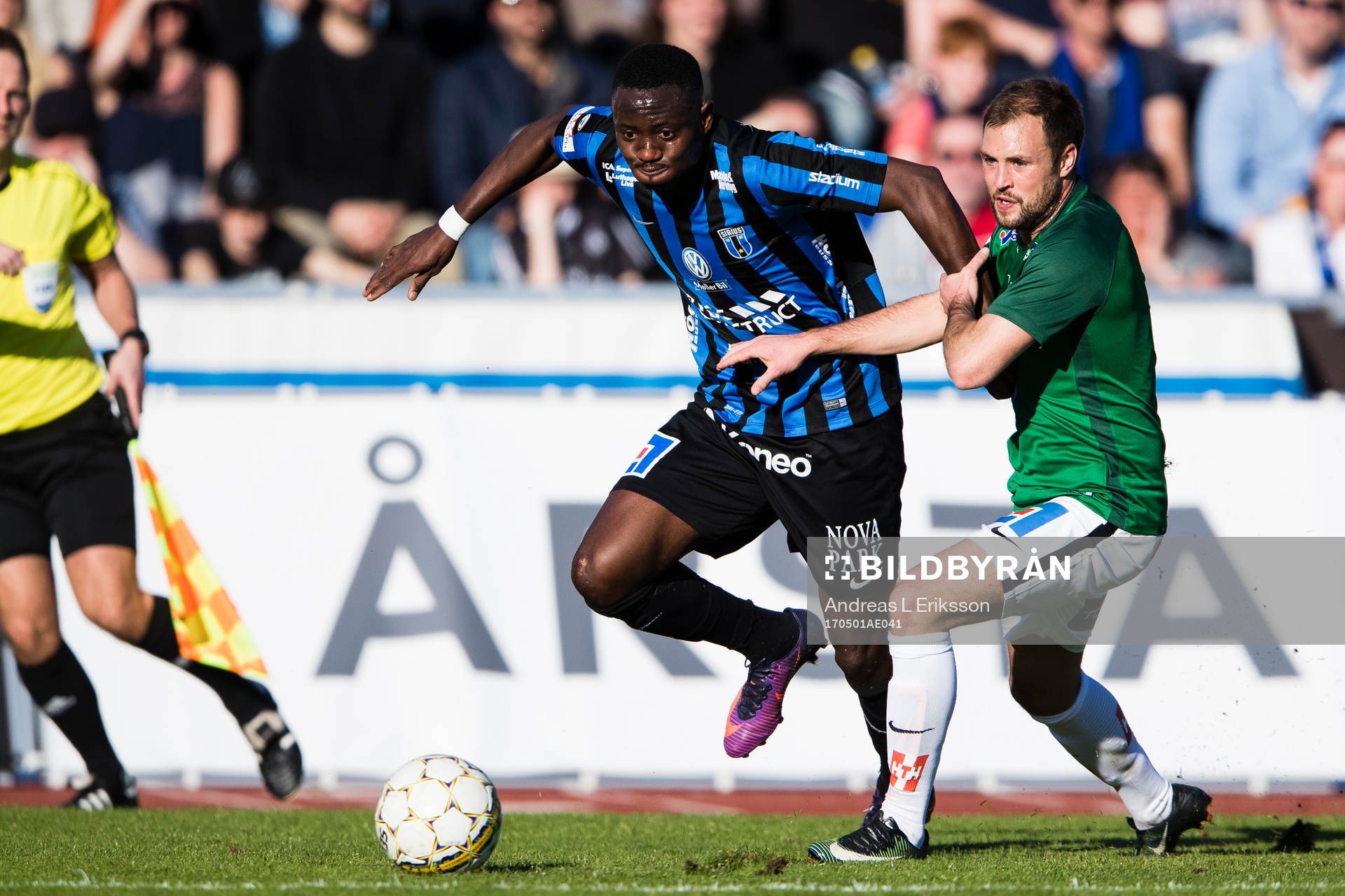 Sirius Moses Ogbu i kamp om bollen med Jönköpings Tom Siwe under fotbollsmatchen i Allsvenskan mellan Sirius och Jönköping den 1 maj 2017 i Stockholm.