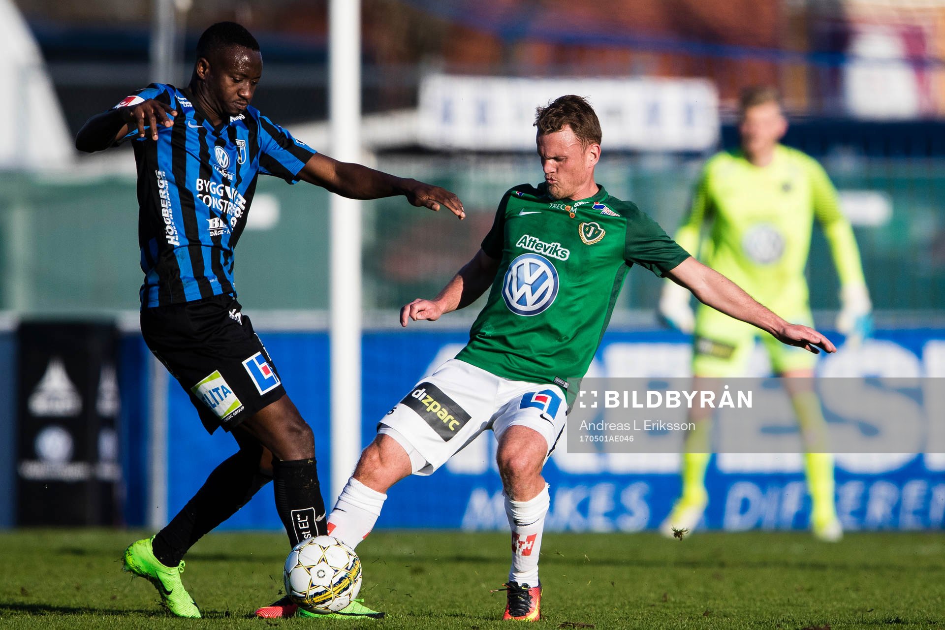 Sirius Moses Ogbu i kamp om bollen med Jönköpings Stian Aasmundsen under fotbollsmatchen i Allsvenskan mellan Sirius och Jönköping den 1 maj 2017 i Stockholm.