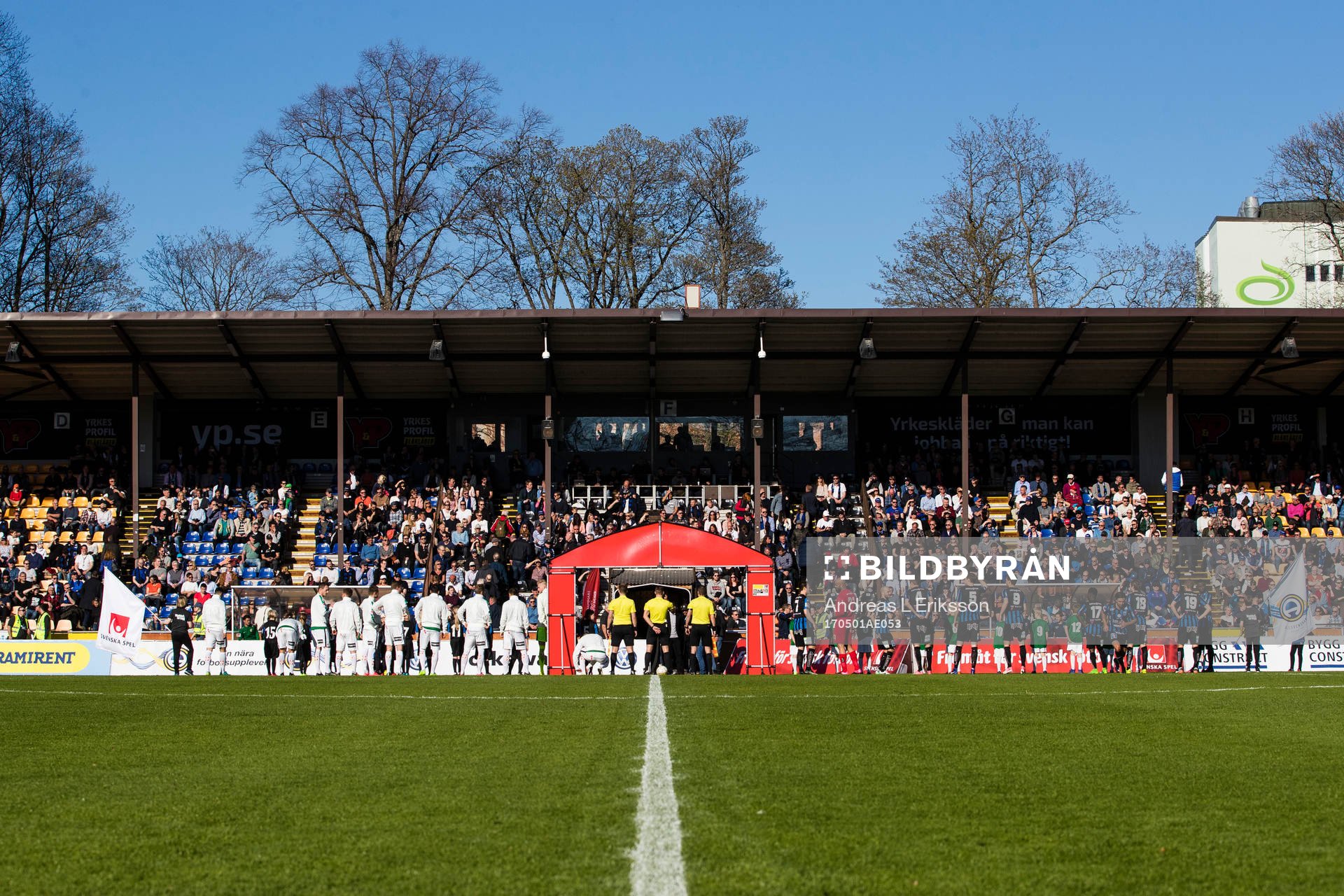 Spelare och domare ställer upp sig på Studenternas IP