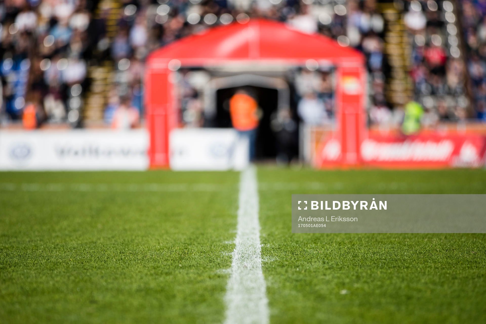 Mittlinjen av en fotbollsplan innan fotbollsmatchen i