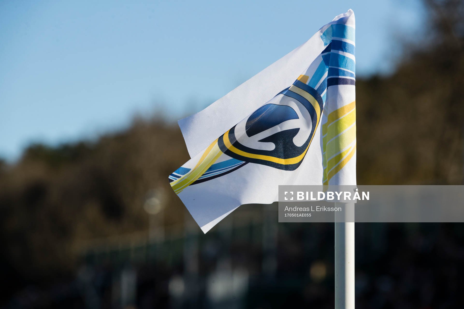 En hörnflagga med Allsvenskaemblemet