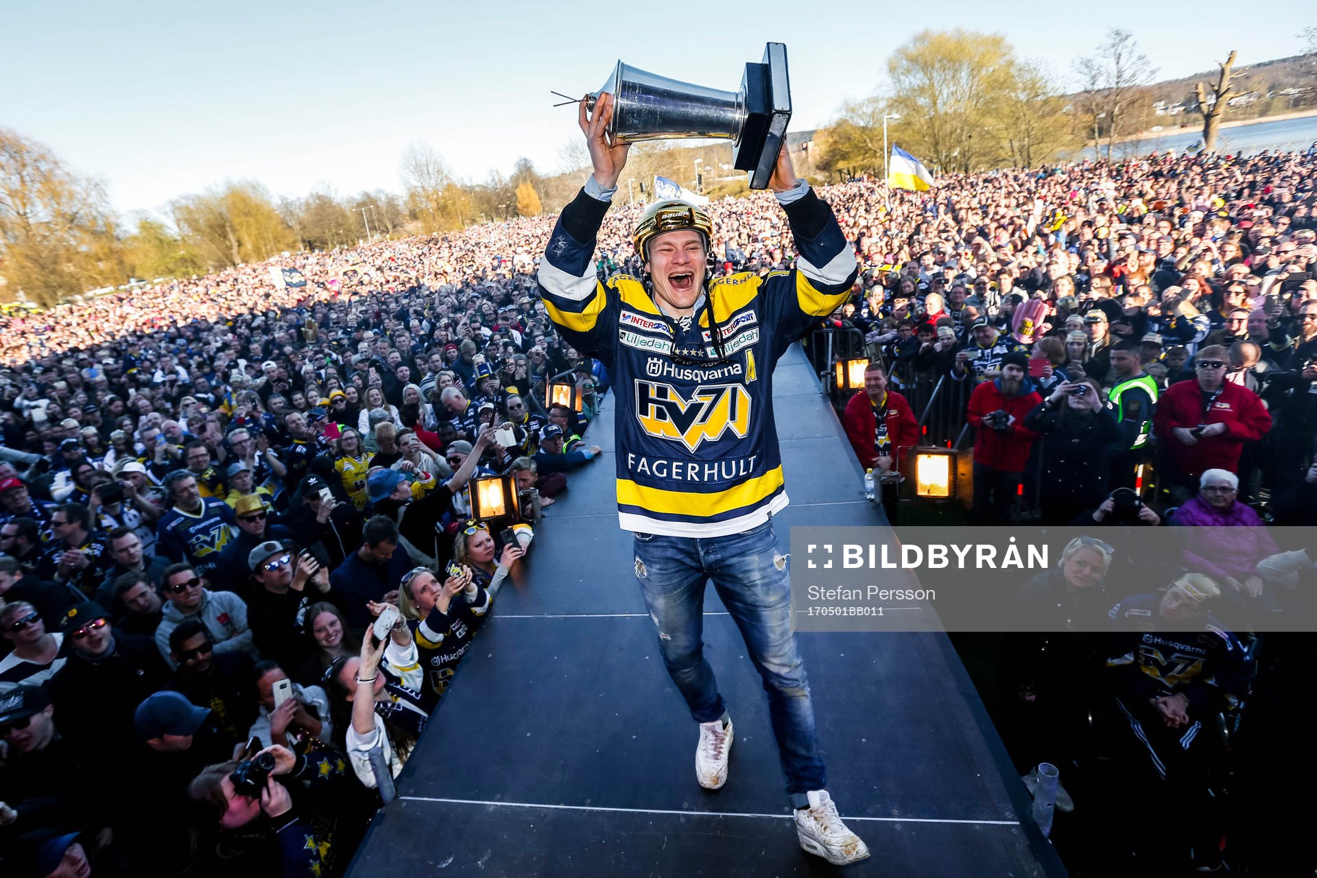 s Simon Önerud jublar med pokalen