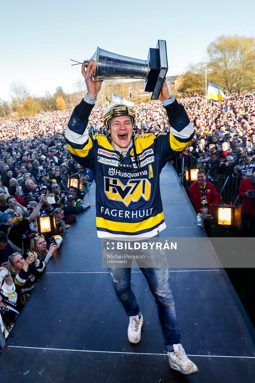 s Simon Önerud jublar med pokalen