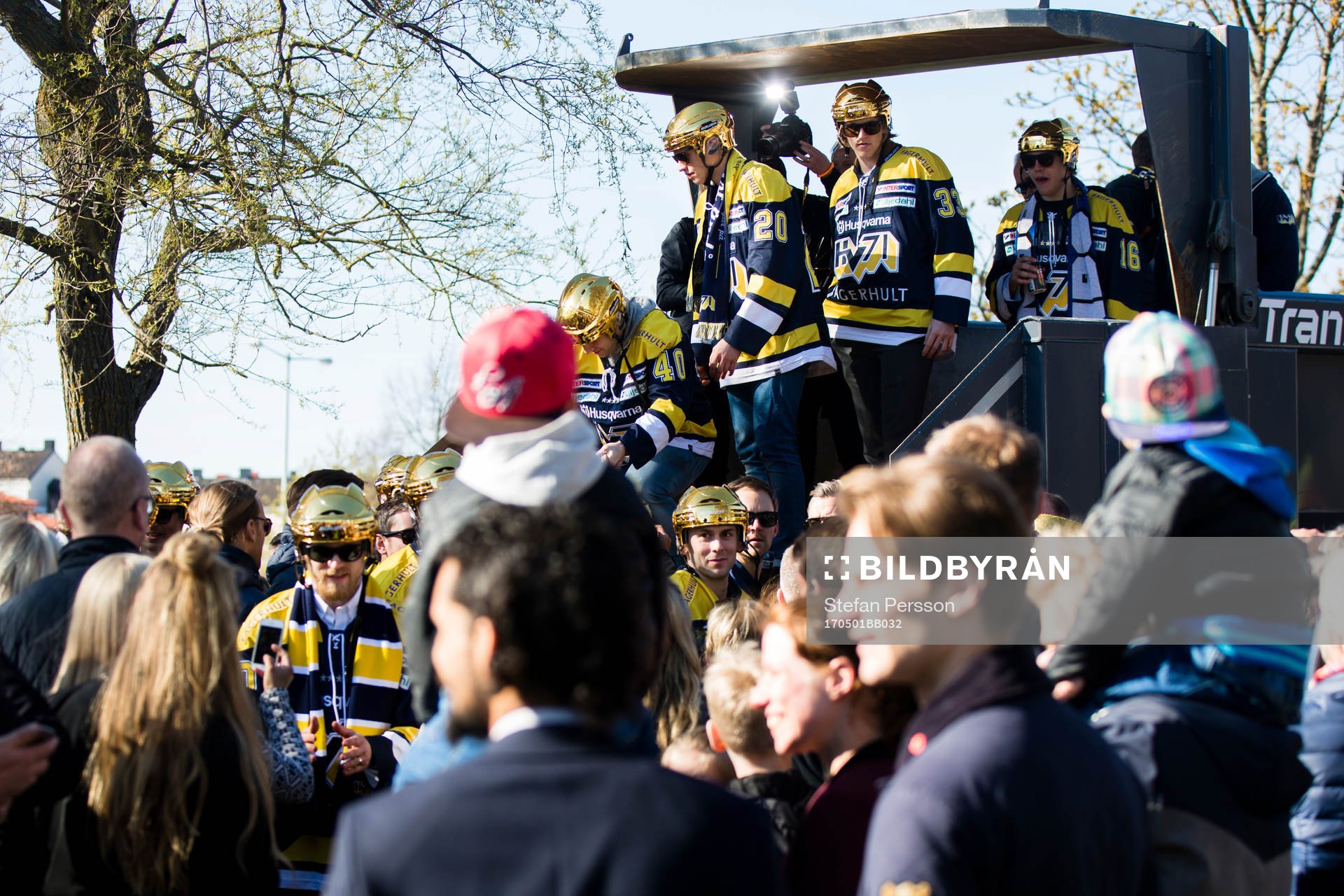 s spelare anländer i lastbil