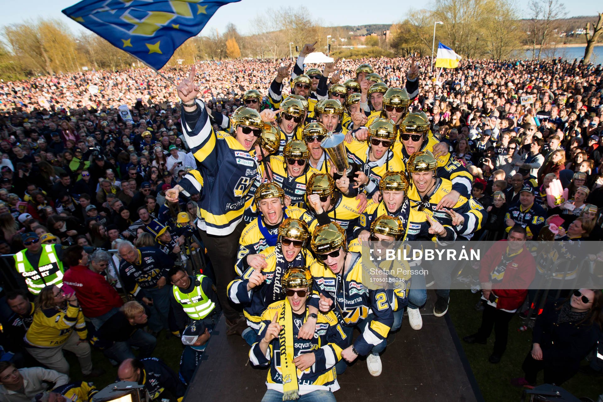 s spelare jublar i en lagbild