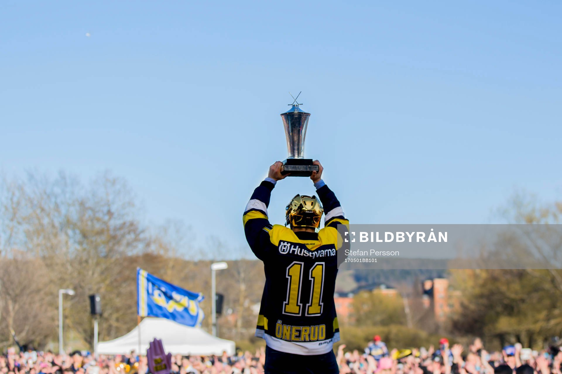 s Simon Önerud lyfter pokalen Le Mat