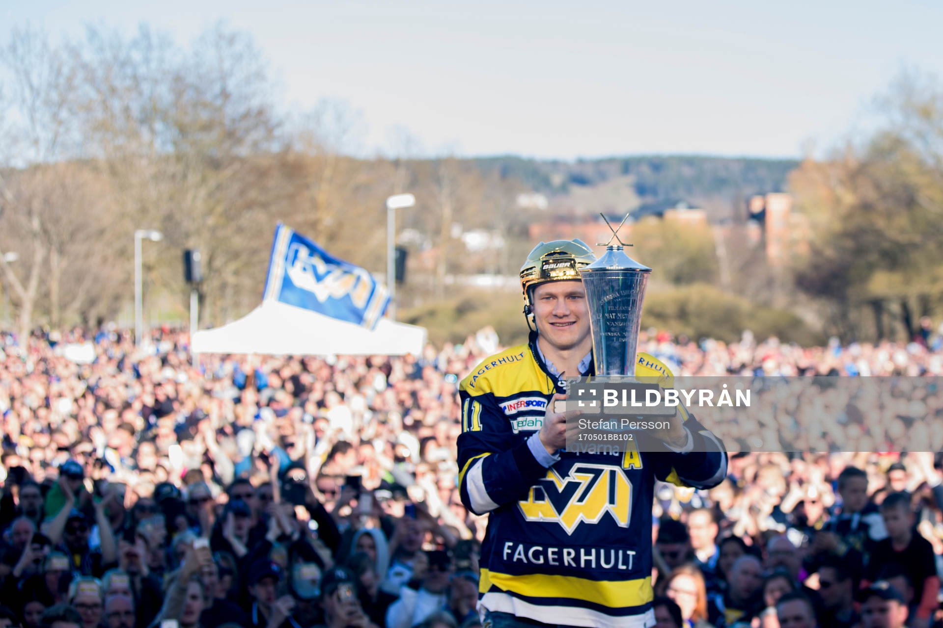 s Simon Önerud lyfter pokalen Le Mat
