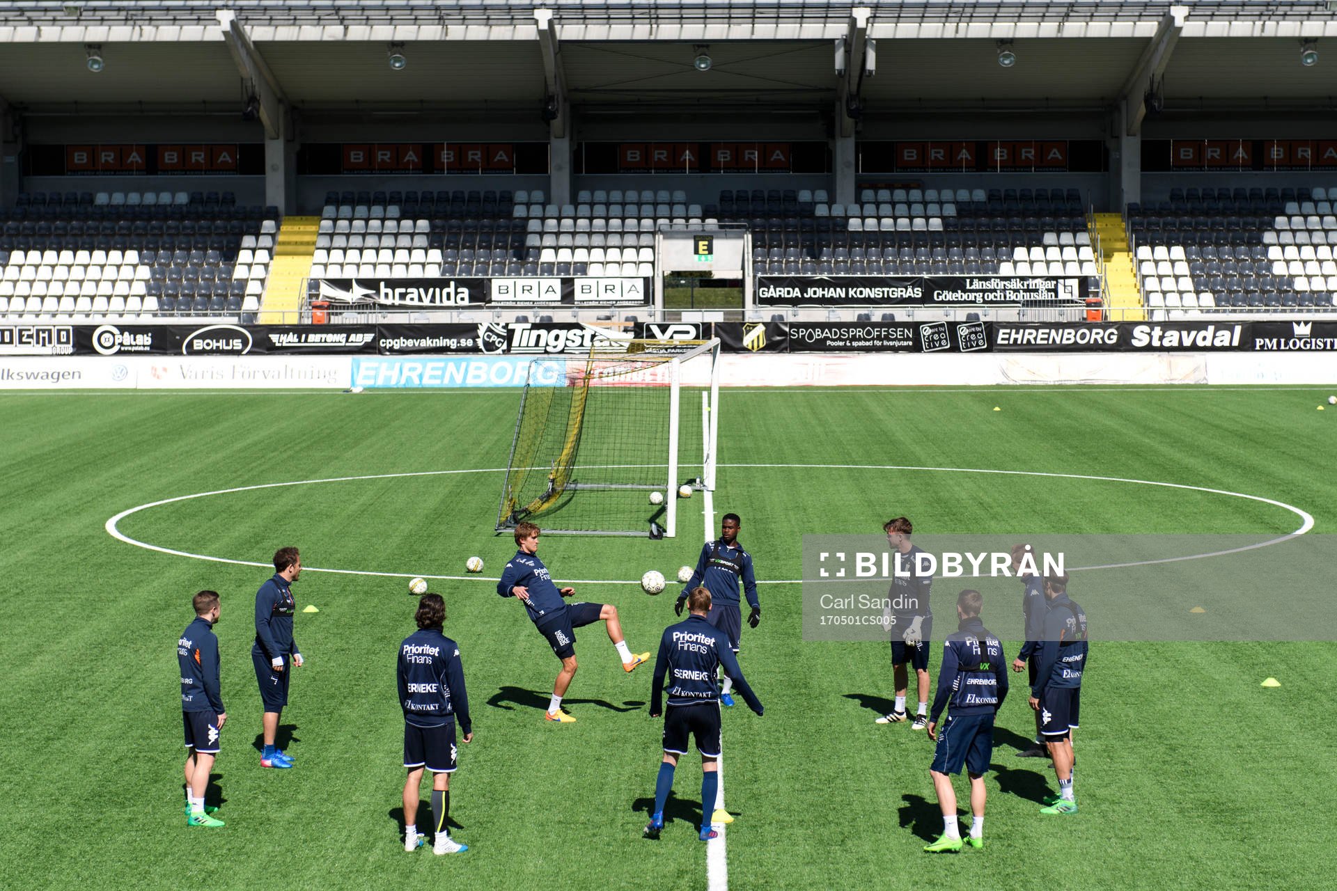 Spelarna värmer upp på arenen innan en träning med det
