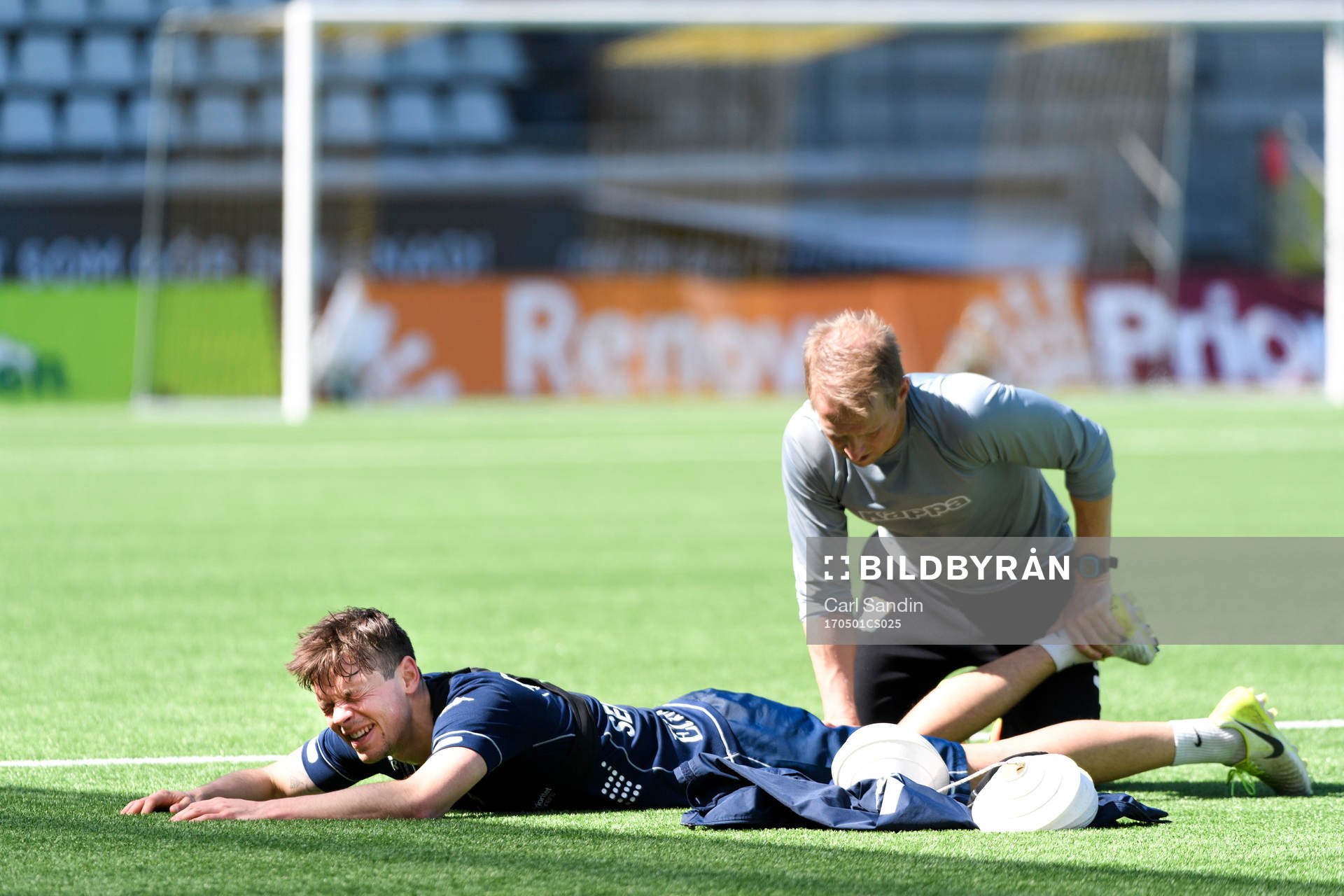 Mads Albaek får behandling under en träning med det allsvenskan fotbollslaget IFK Göteborg den 1 maj 2017 i Göteborg.