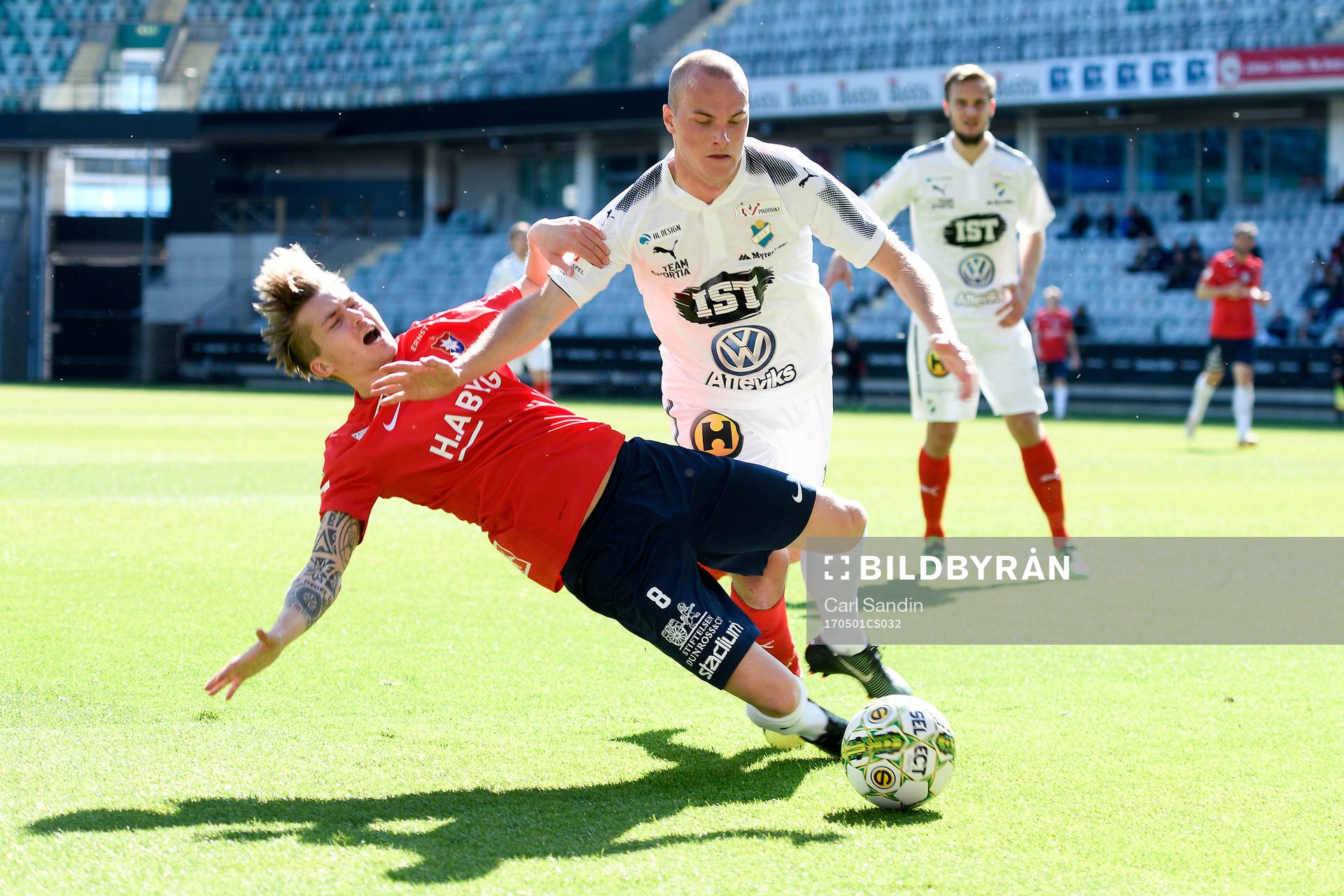Örgrytes Andreas Östling i närkamp med Östers Jonathan Drott under fotbollsmatchen i Superettan mellan Örgryte och Östers den 1 maj 2017 i Göteborg.