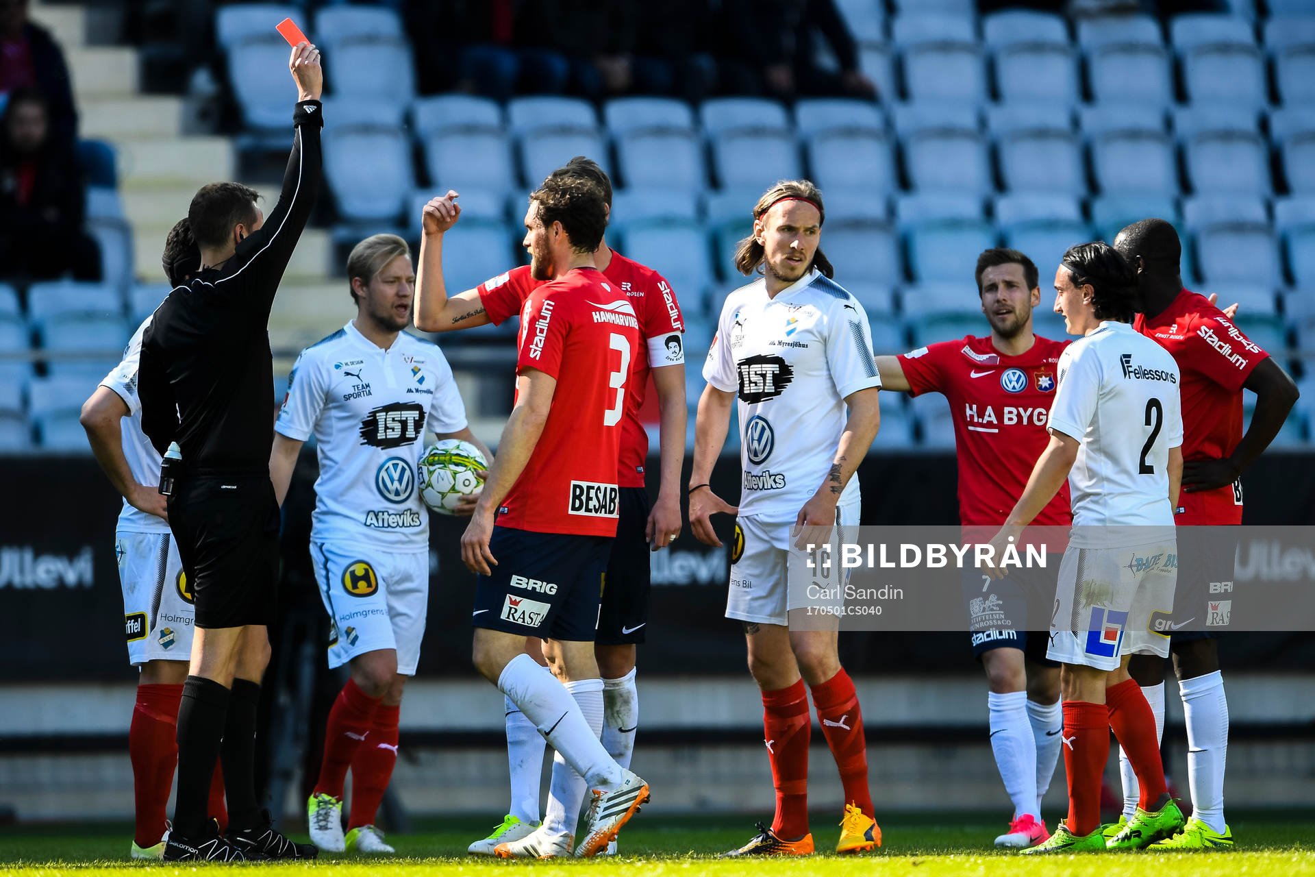 Örgrytes Alexis Yougouda Kada blir utvisad under fotbollsmatchen i Superettan mellan Örgryte och Östers den 1 maj 2017 i Göteborg.