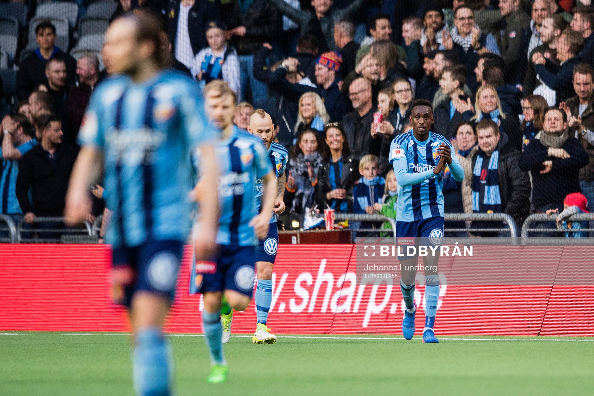 Djurgårdens spelare jublar efter att Philana Tinotenda Kadewere gjort 3-3  under fotbollsmatchen i Allsvenskan mellan Djurgården och Norrköping den 1 maj 2017 i Stockholm.