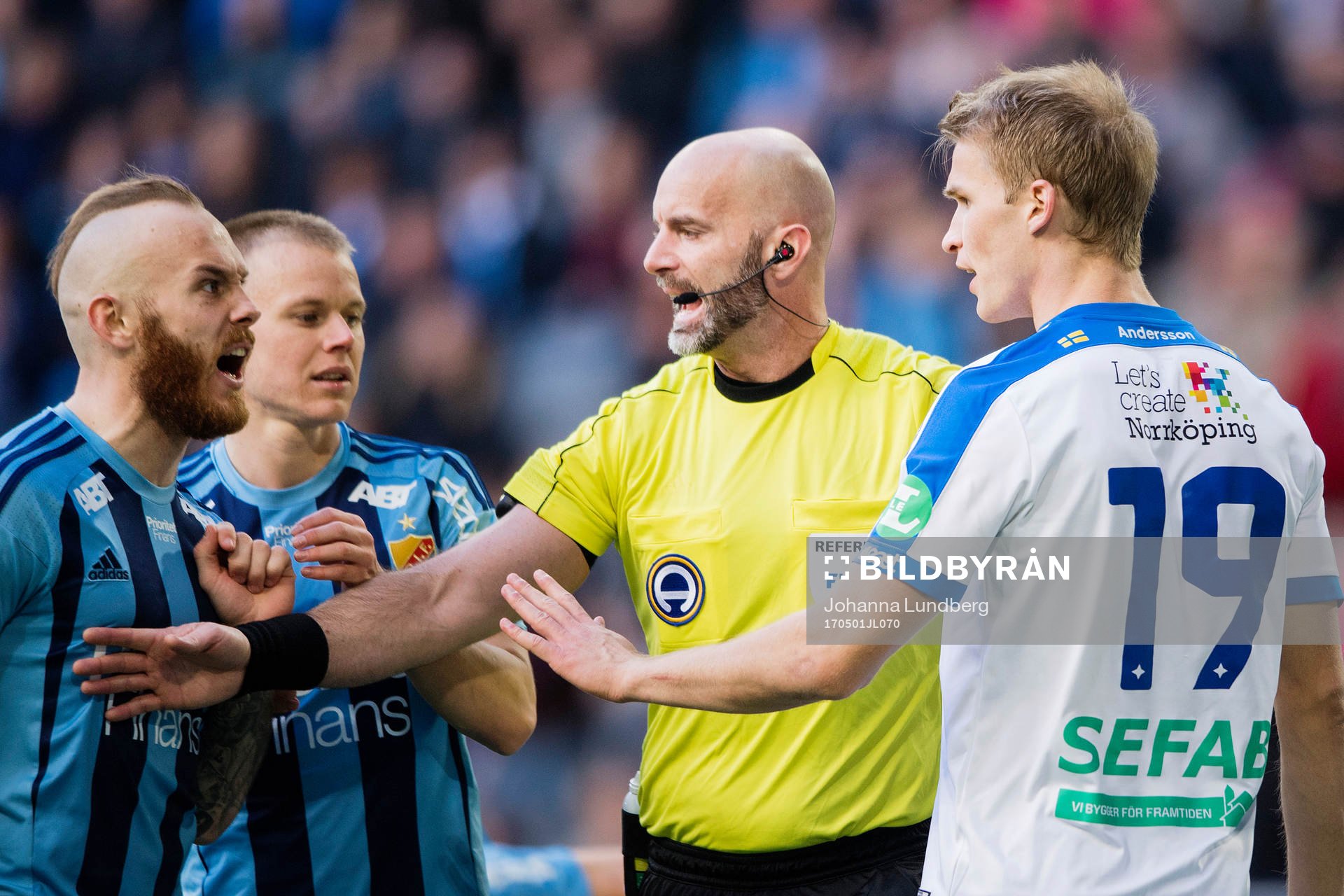 Domare Stefan Johannesson håller isär Djurgårdens Magnus