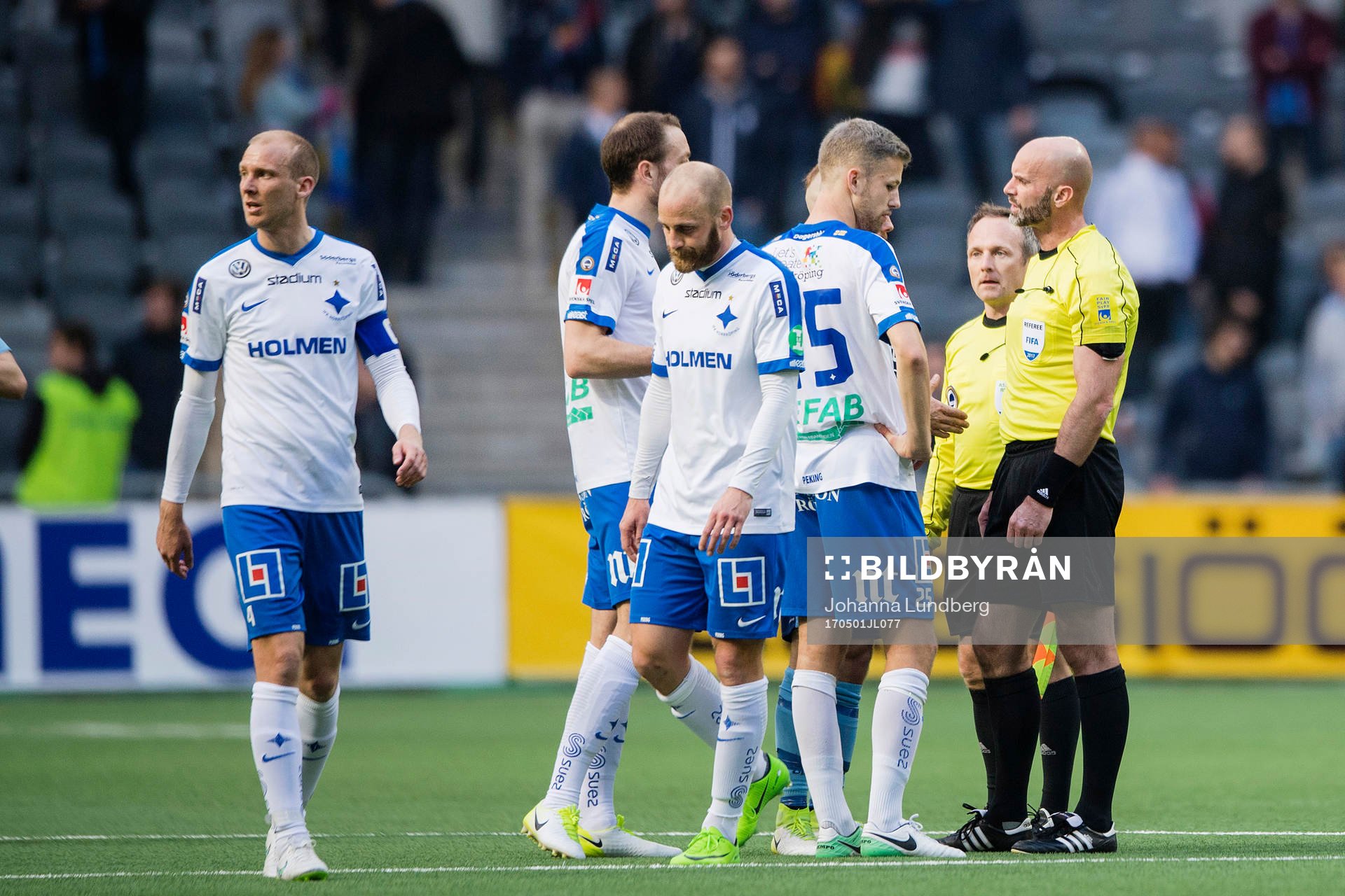 Norrköpings spelare är framme och pratar med domare