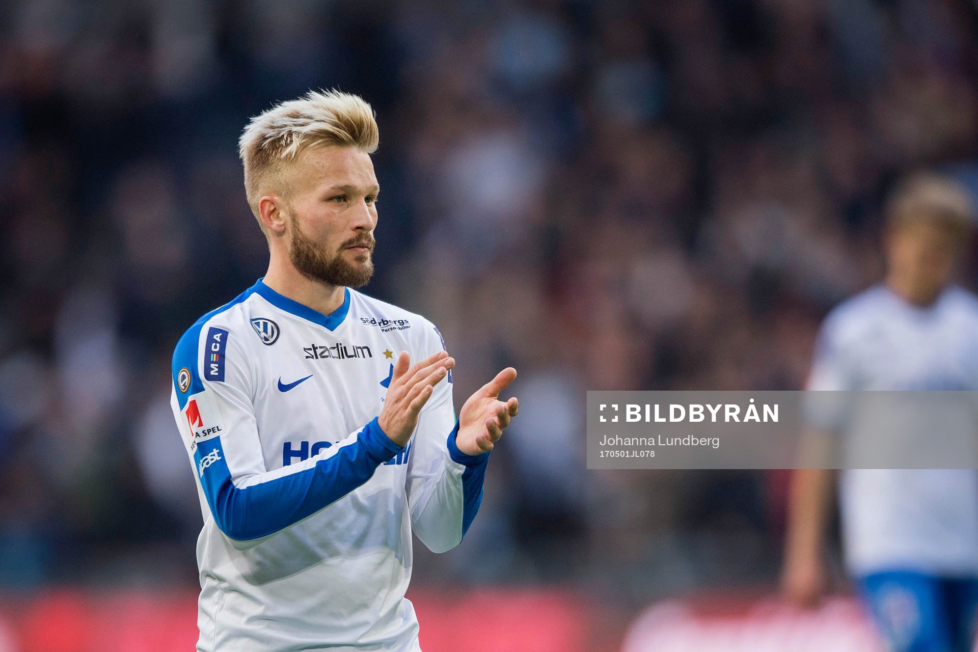 Norrköpings Nicklas Bärkroth tackar publiken efter fotbollsmatchen i Allsvenskan mellan Djurgården och Norrköping den 1 maj 2017 i Stockholm.