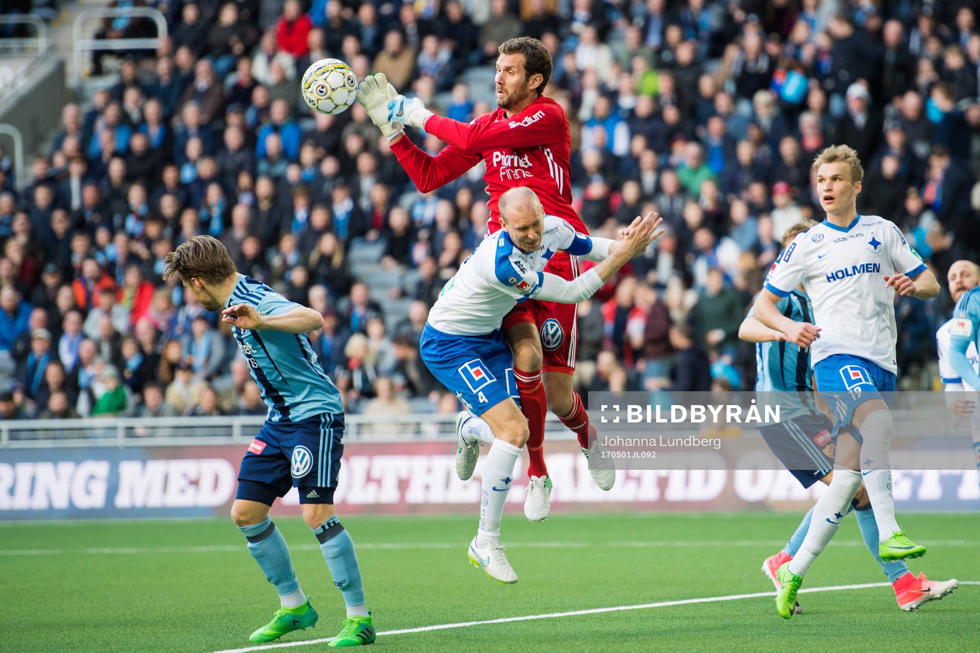 Djurgårdens målvakt Andreas Isaksson i en duell med Norrköpings Andreas Johansson under fotbollsmatchen i Allsvenskan mellan Djurgården och Norrköping den 1 maj 2017 i Stockholm.