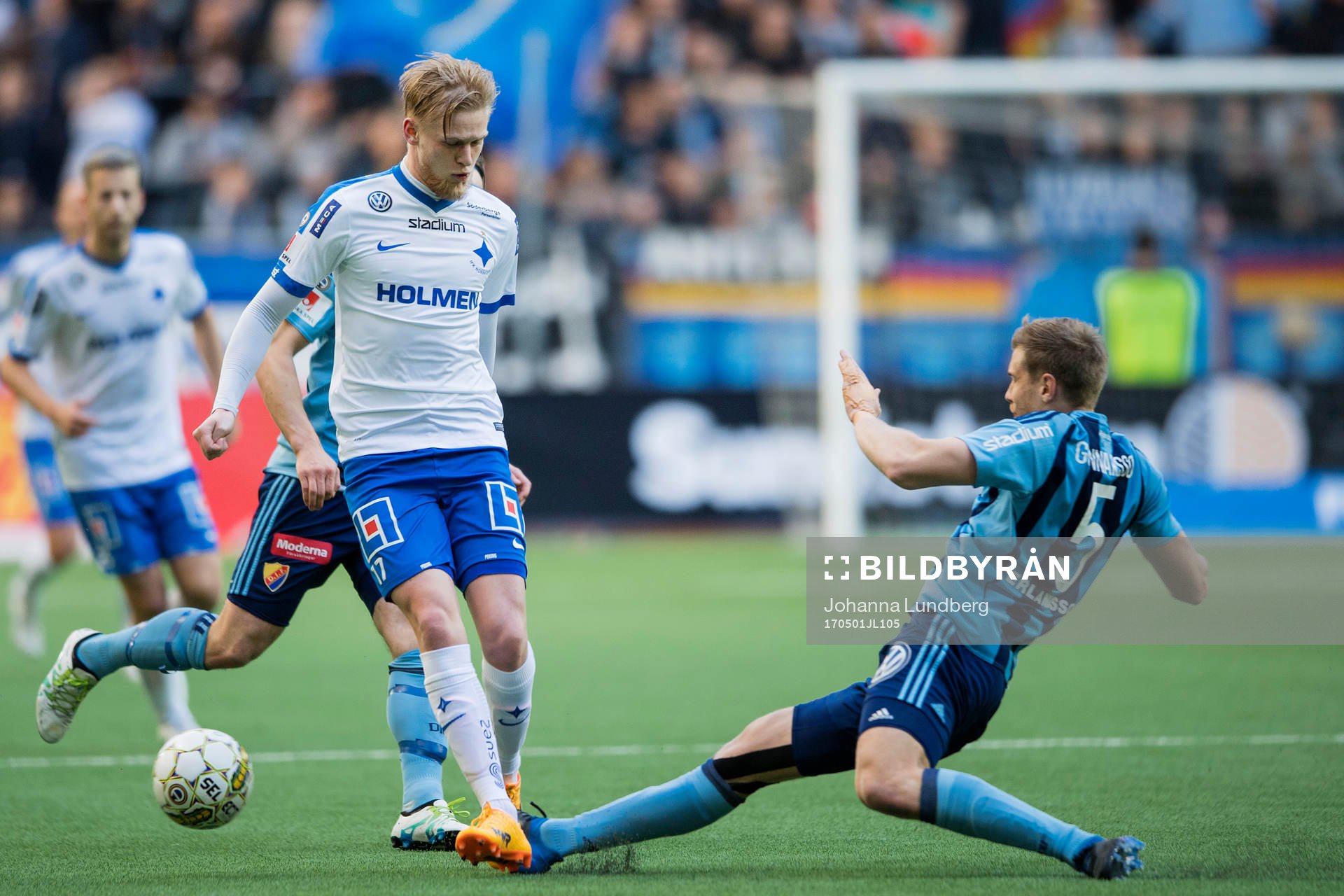 Norrköpings Kalle Holmberg stoppas av Djurgårdens Niklas