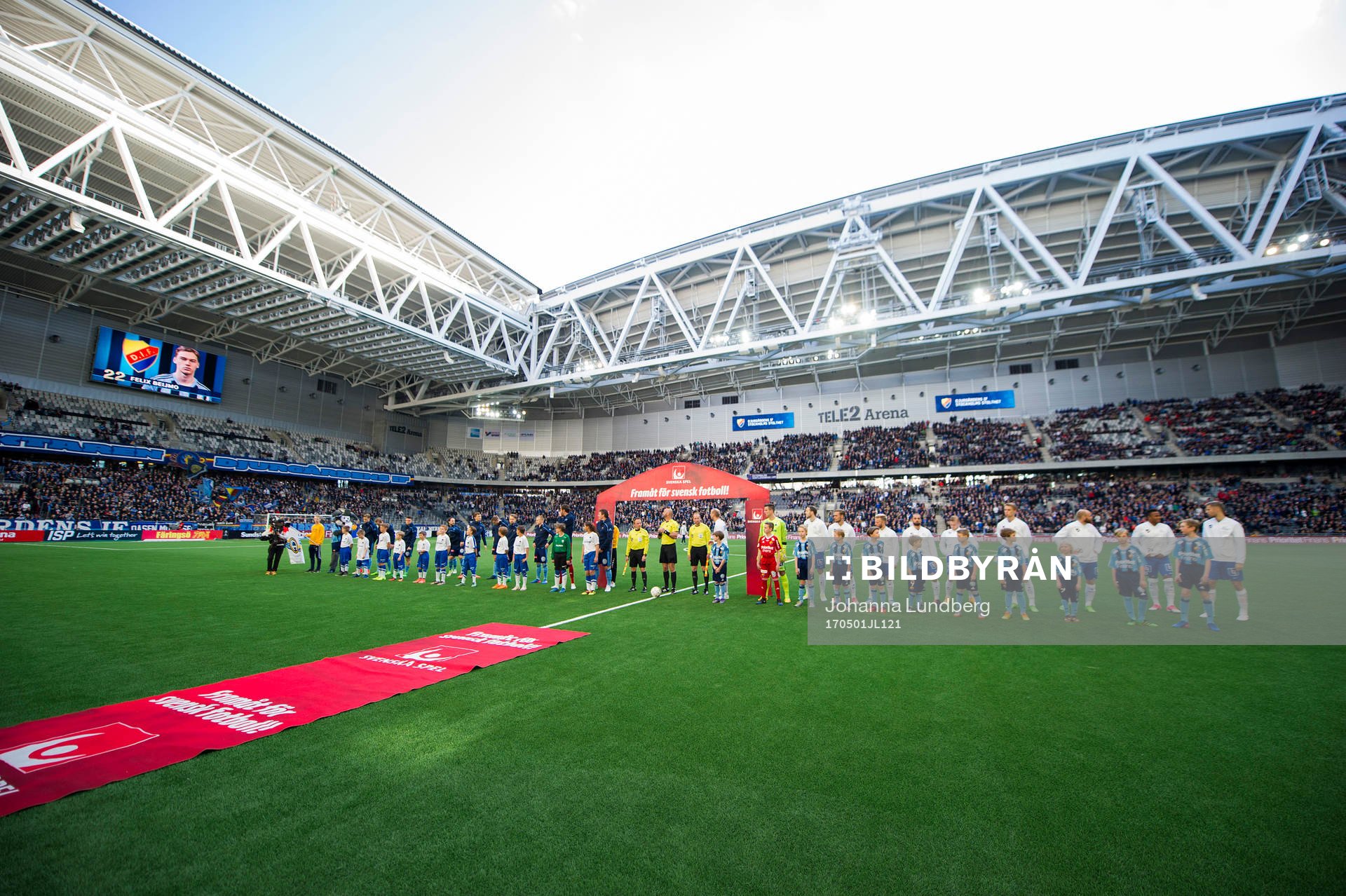 Spelarna står uppställda på Tele2 arena