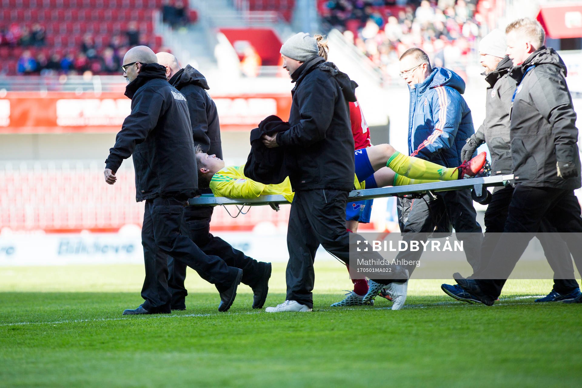 Degerfors målvakt Oscar Klasson bärs ut på bår efter skada under fotbollsmatchen i Superettan mellan Helsingborg och Degerfors den 1 maj 2017 i Helsingborg.
