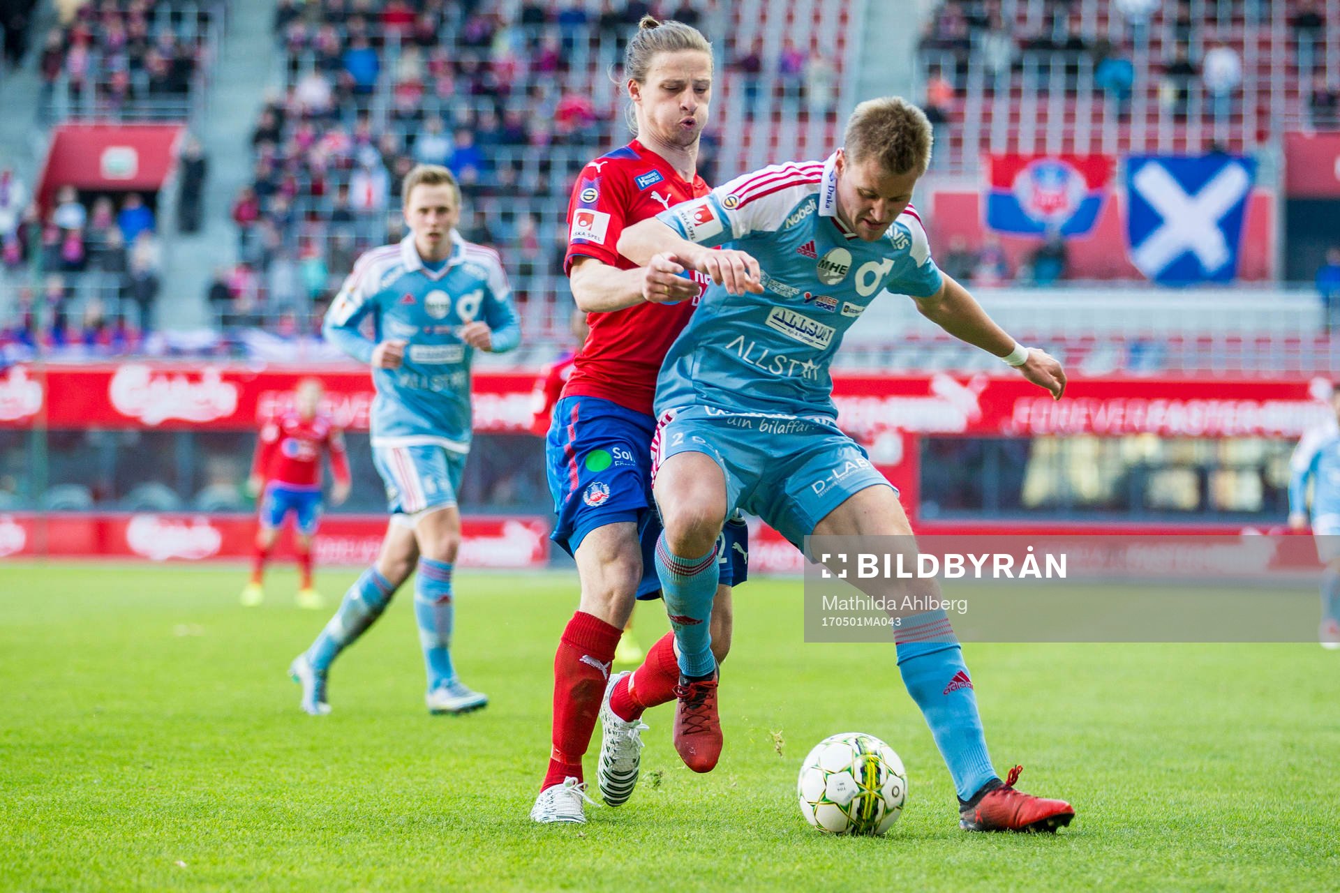 Helsingborgs Jesper Lange och Degerfors Jonas Olsson i duell