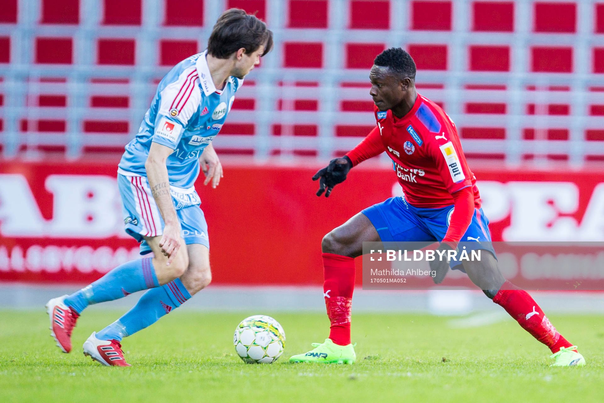 Helsingborgs Oke Akpoveta  i duell