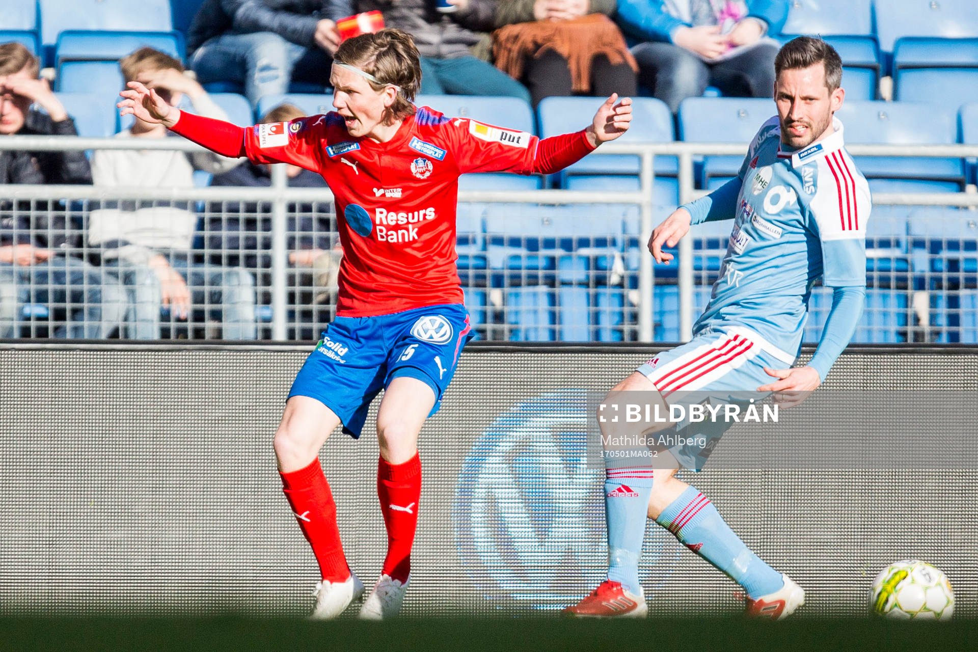 Helsingborgs Max Svensson protesterar mot domslut