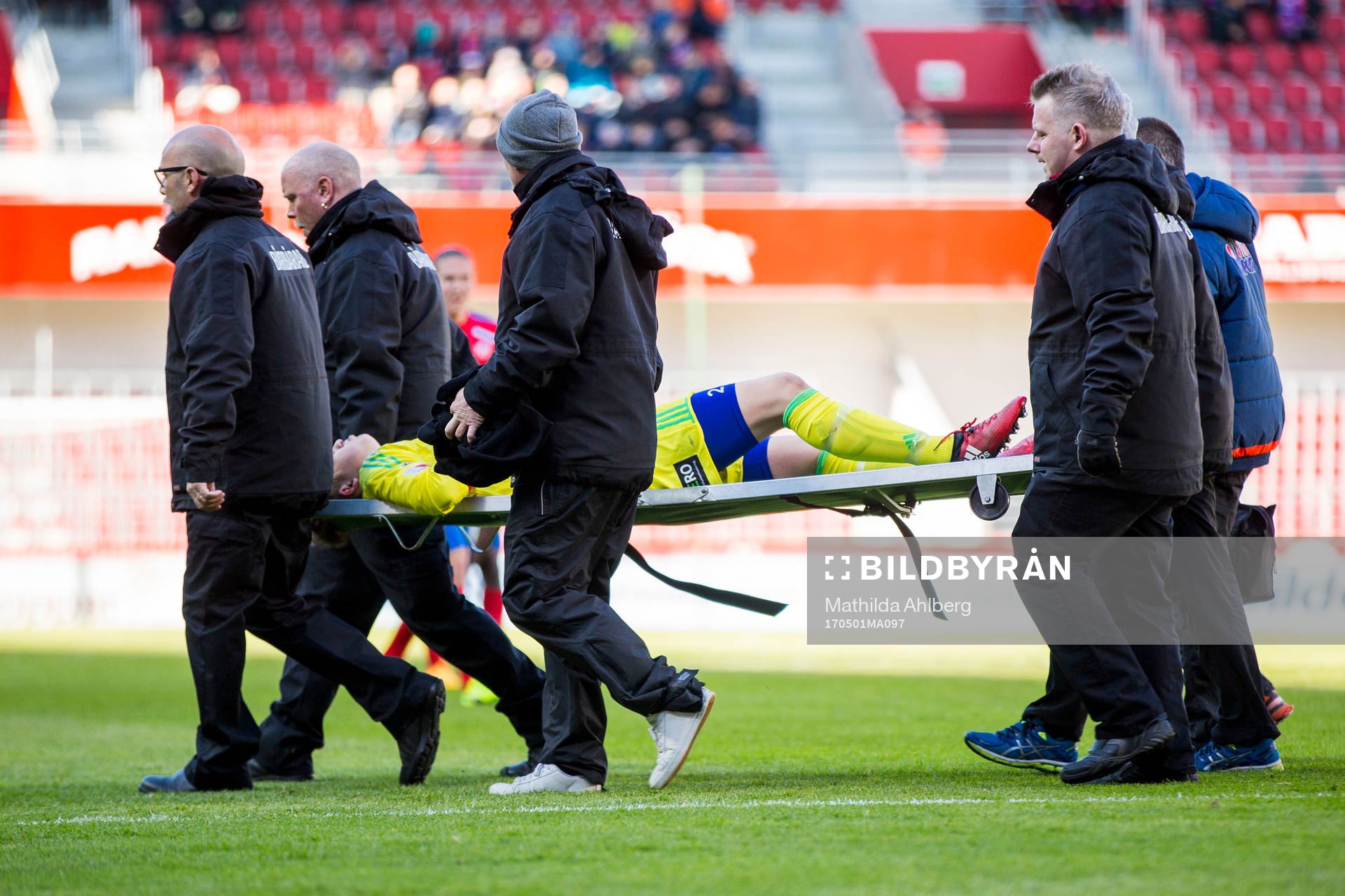 Degerfors målvakt Oscar Klasson bärs av planen på bår