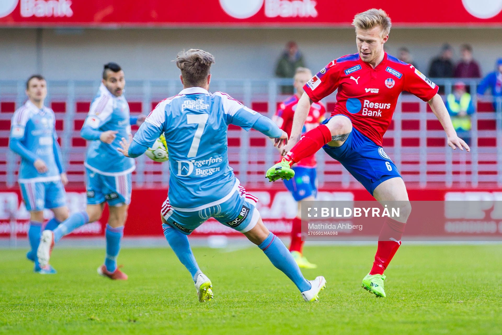 Degerfors Nikola Ladan (ryggen mot kameran) och