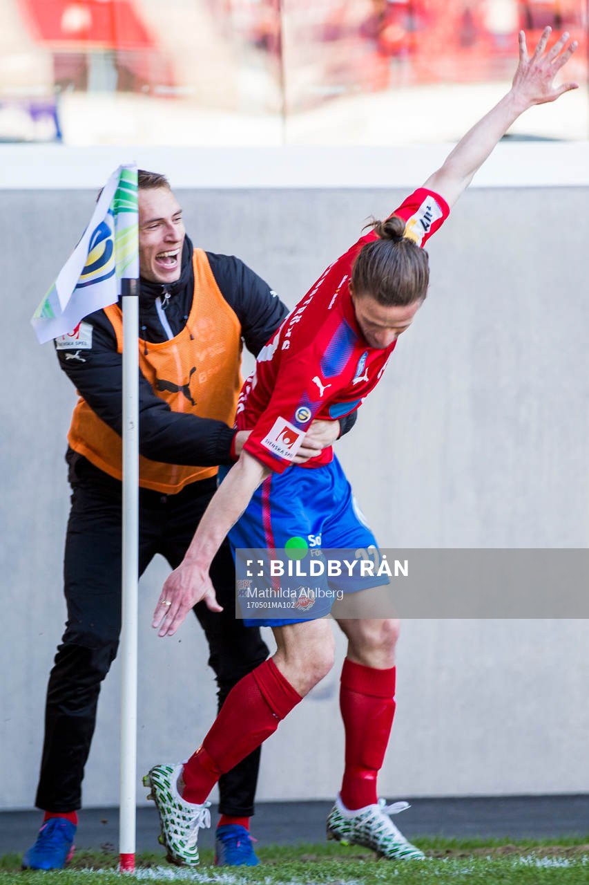 Helsingborgs Jesper Lange jublar tillsammans med Frederik Helstrup efter att ha gjort 1-0 under fotbollsmatchen i Superettan mellan Helsingborg och Degerfors den 1 maj 2017 i Helsingborg.