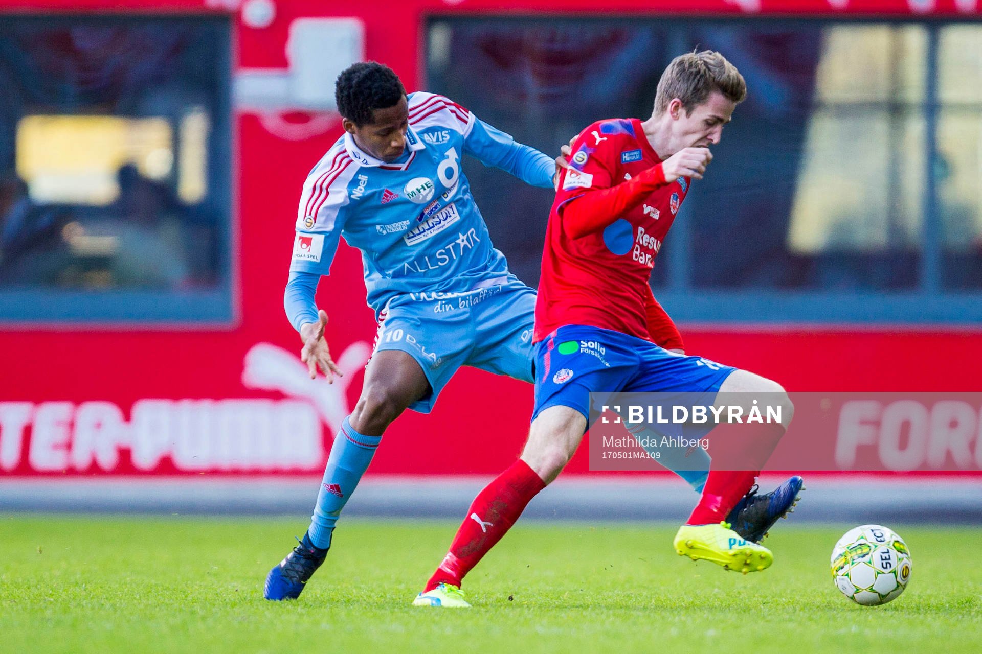 Degerfors Mihlali Mayambela och Helsingborgs Adam Eriksson