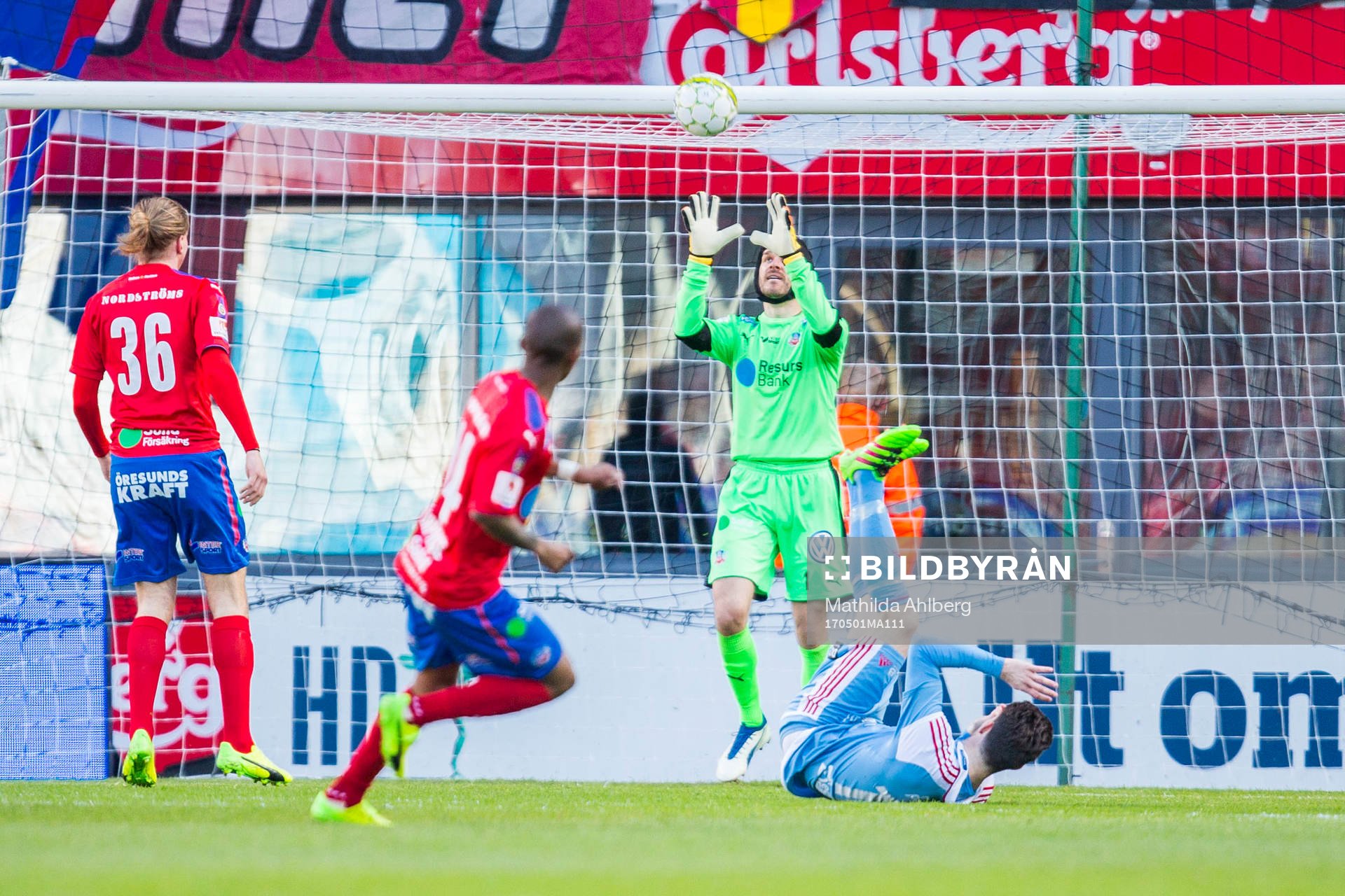Helsingborgs målvakt Matt Pyzdrowski räddar bollen