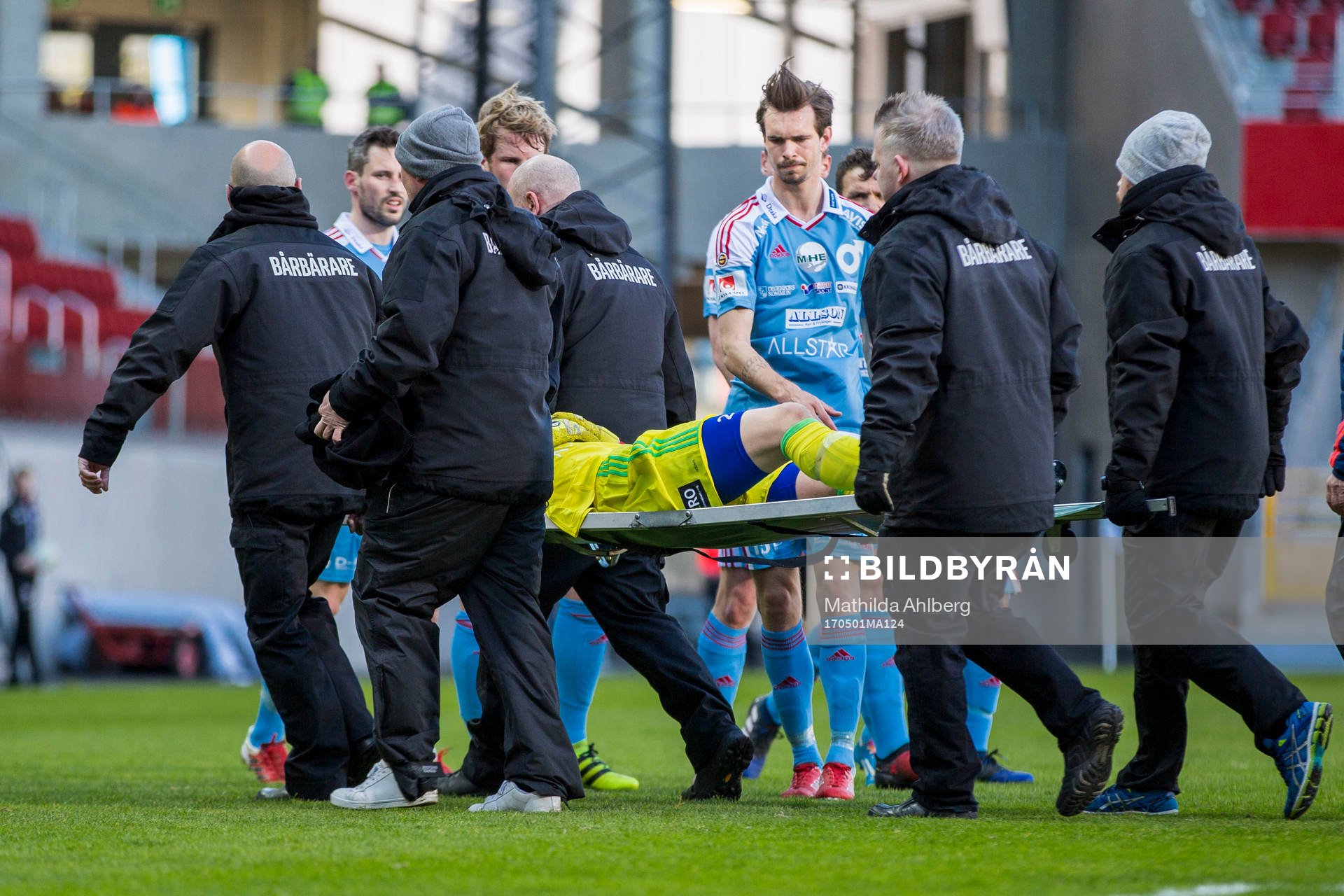 Degerfors målvakt Oscar Klasson bärs ut på bår efter ett befarat benbrott under fotbollsmatchen i Superettan mellan Helsingborg och Degerfors den 1 maj 2017 i Helsingborg.