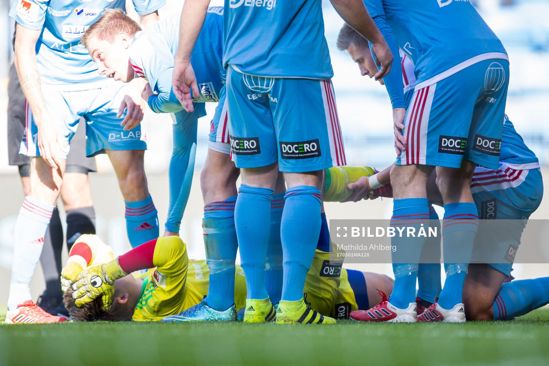 Degerfors målvakt Oscar Klasson blir liggandes