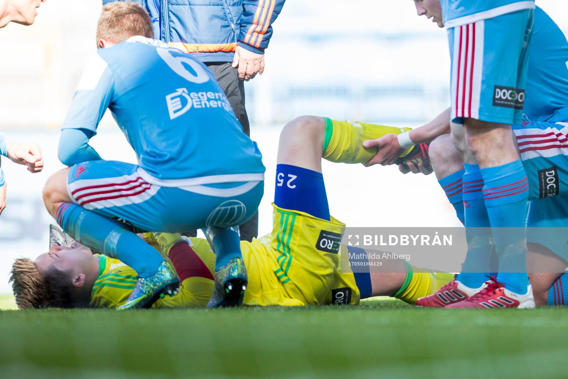 Degerfors målvakt Oscar Klasson blir liggandes