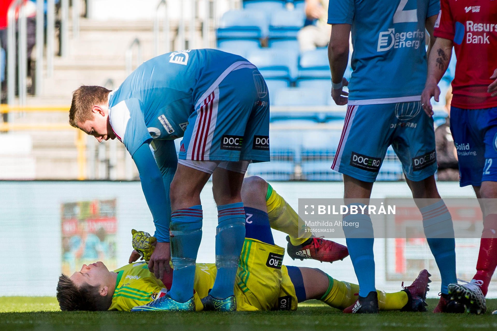 Degerfors målvakt Oscar Klasson blir liggandes efter ett befarat benbrott under fotbollsmatchen i Superettan mellan Helsingborg och Degerfors den 1 maj 2017 i Helsingborg.