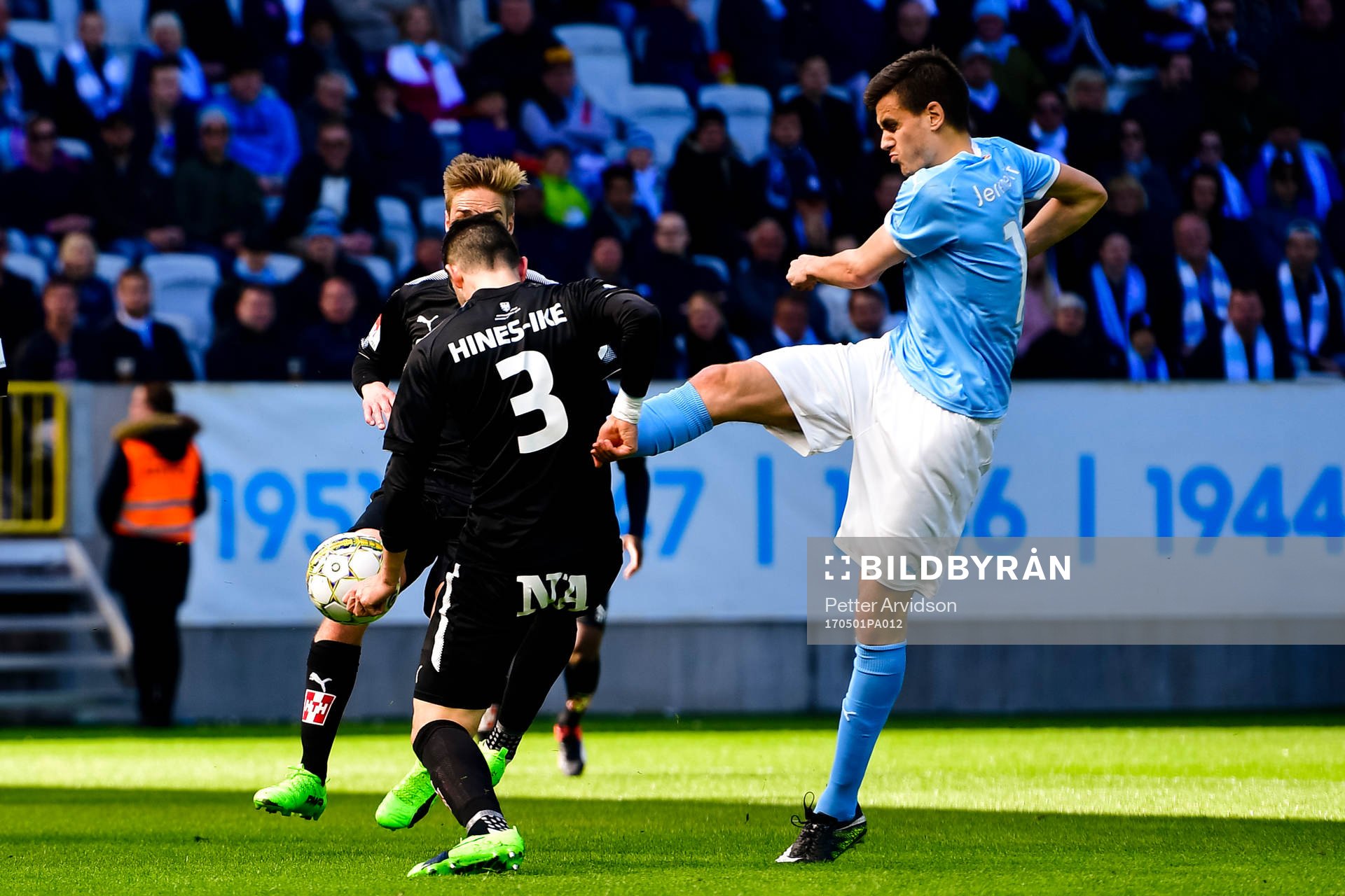 Malmö FFs Alexander Jeremejeff provar skott förbi