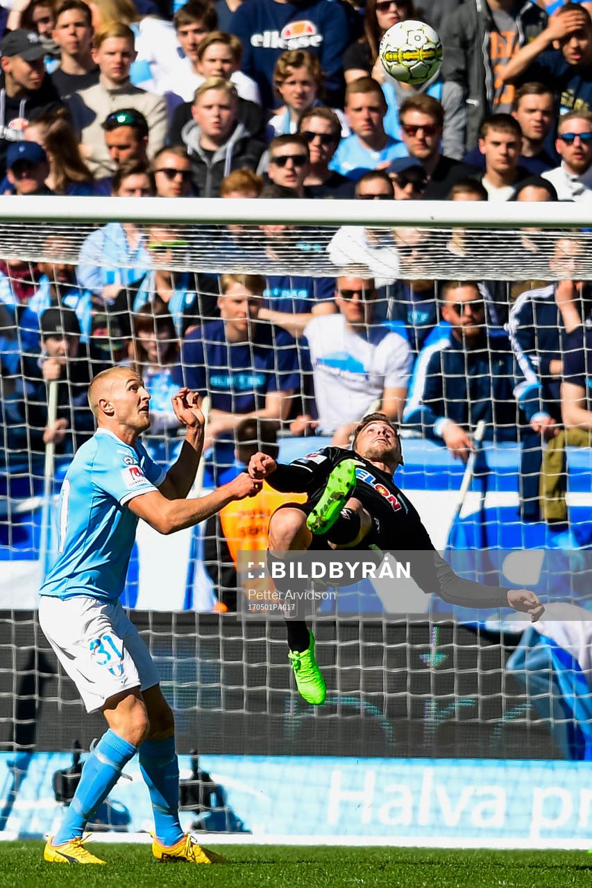 Malmö FFs Franz Brorsson försvarar när Örebros Filip