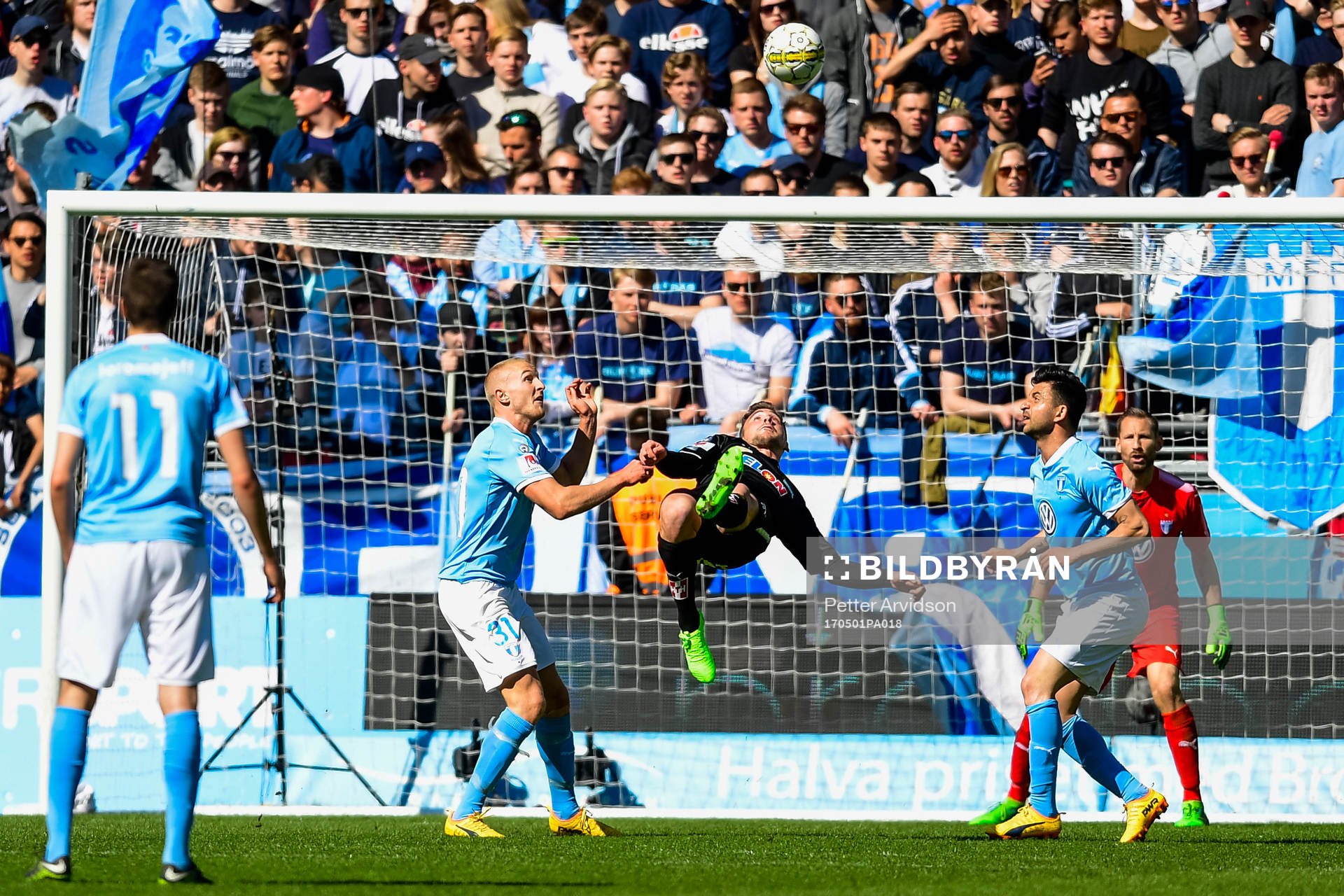 Malmö FFs Franz Brorsson försvarar när Örebros Filip