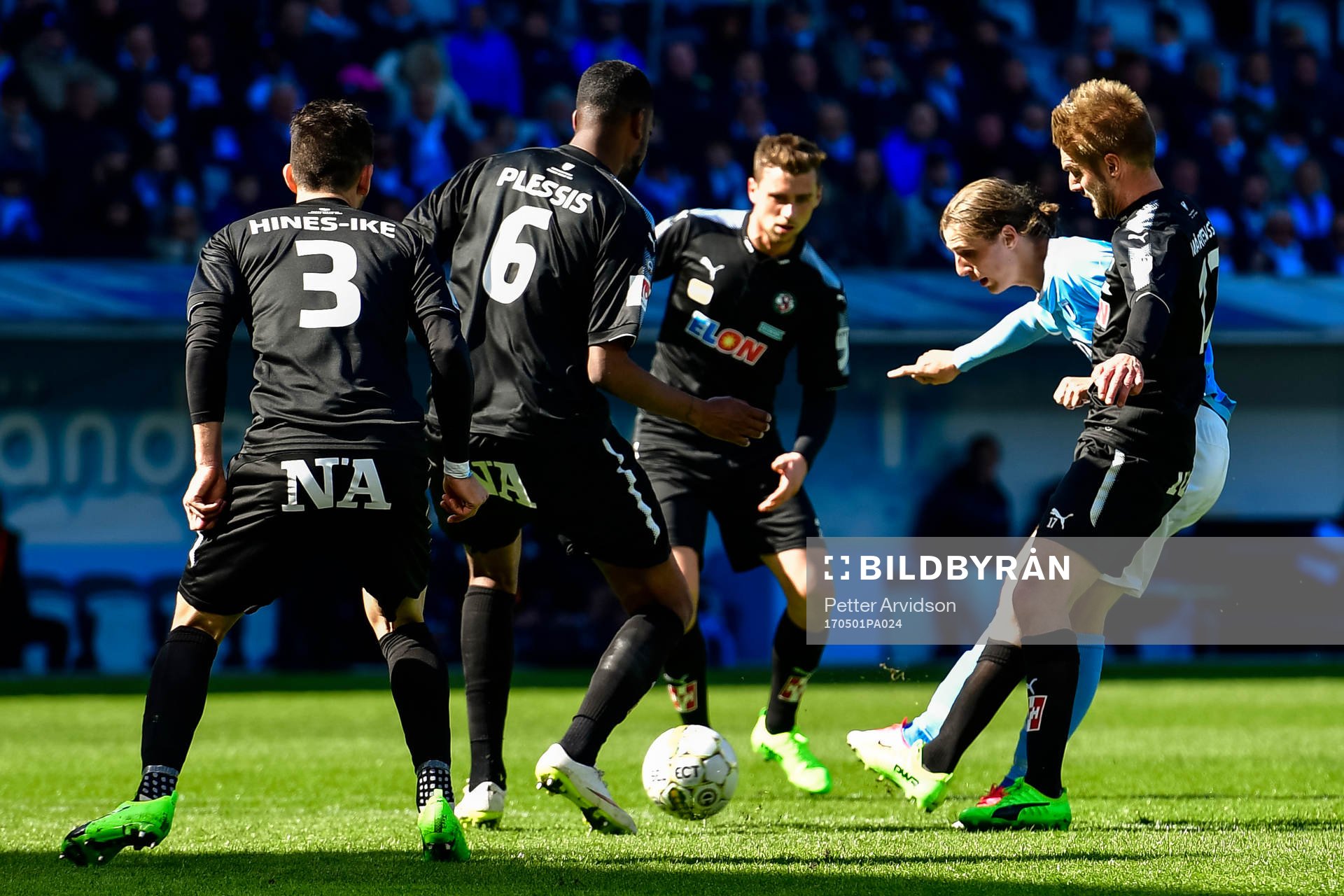 Malmö FFs Pawel Cibicki oroar framför Örebros försvar
