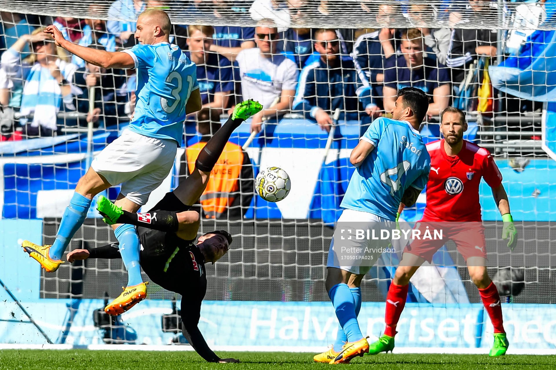 Malmö FFs Franz Brorsson försvarar när Örebros Filip