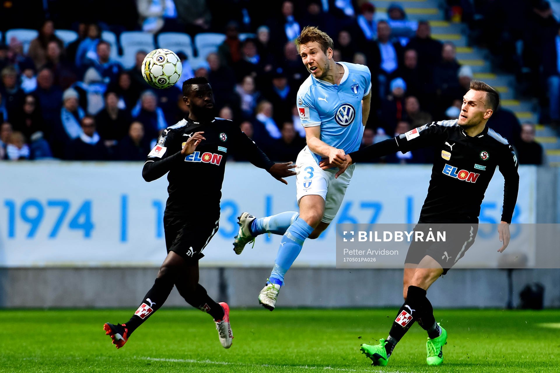 Malmö FFs Anton Tinnerholm i en kamp mot Örebros Damien