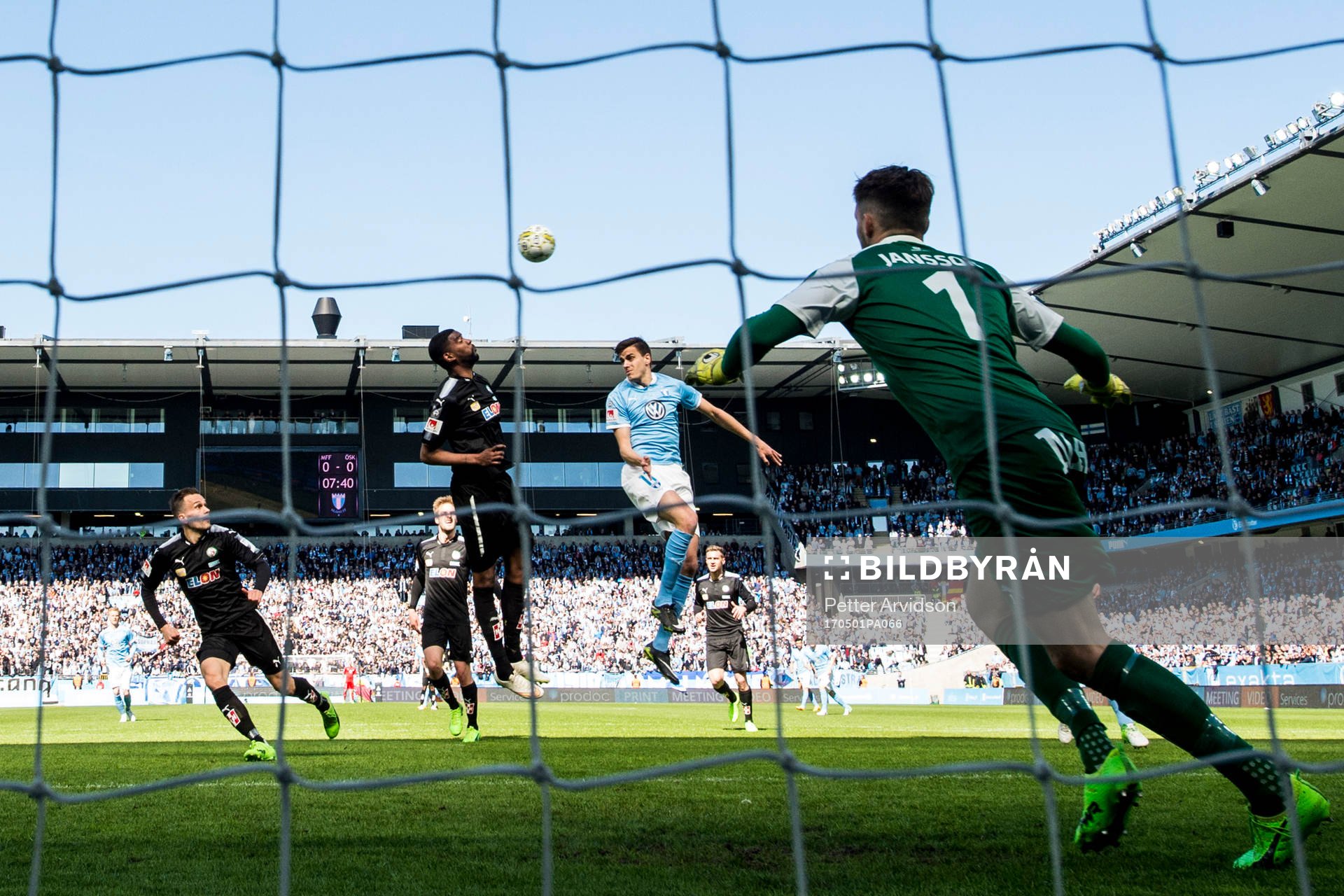 Malmö FFs Alexander Jeremejeff mot Örebros Damien Plessis
