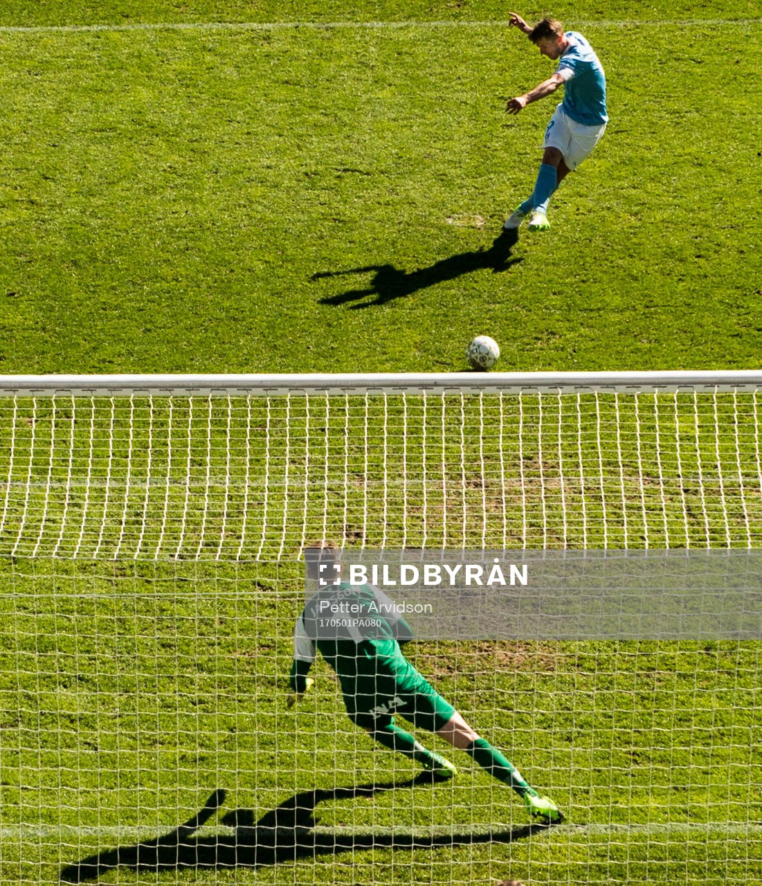 Malmö FFs Markus Rosenberg gör 1-1 på straff bakom