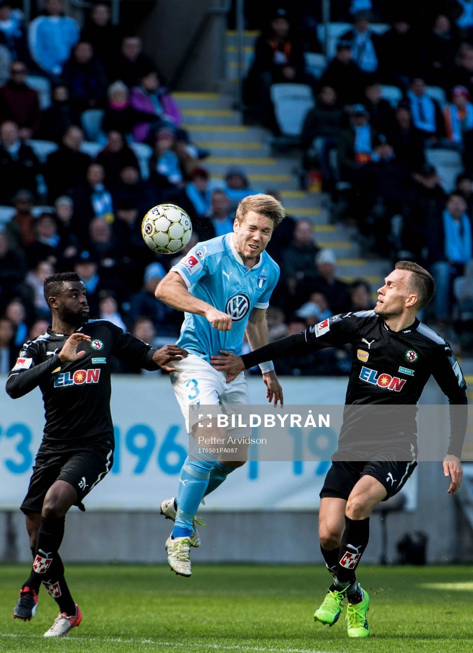 Malmö FFs Anton Tinnerholm nickar bredvid Örebros Damien